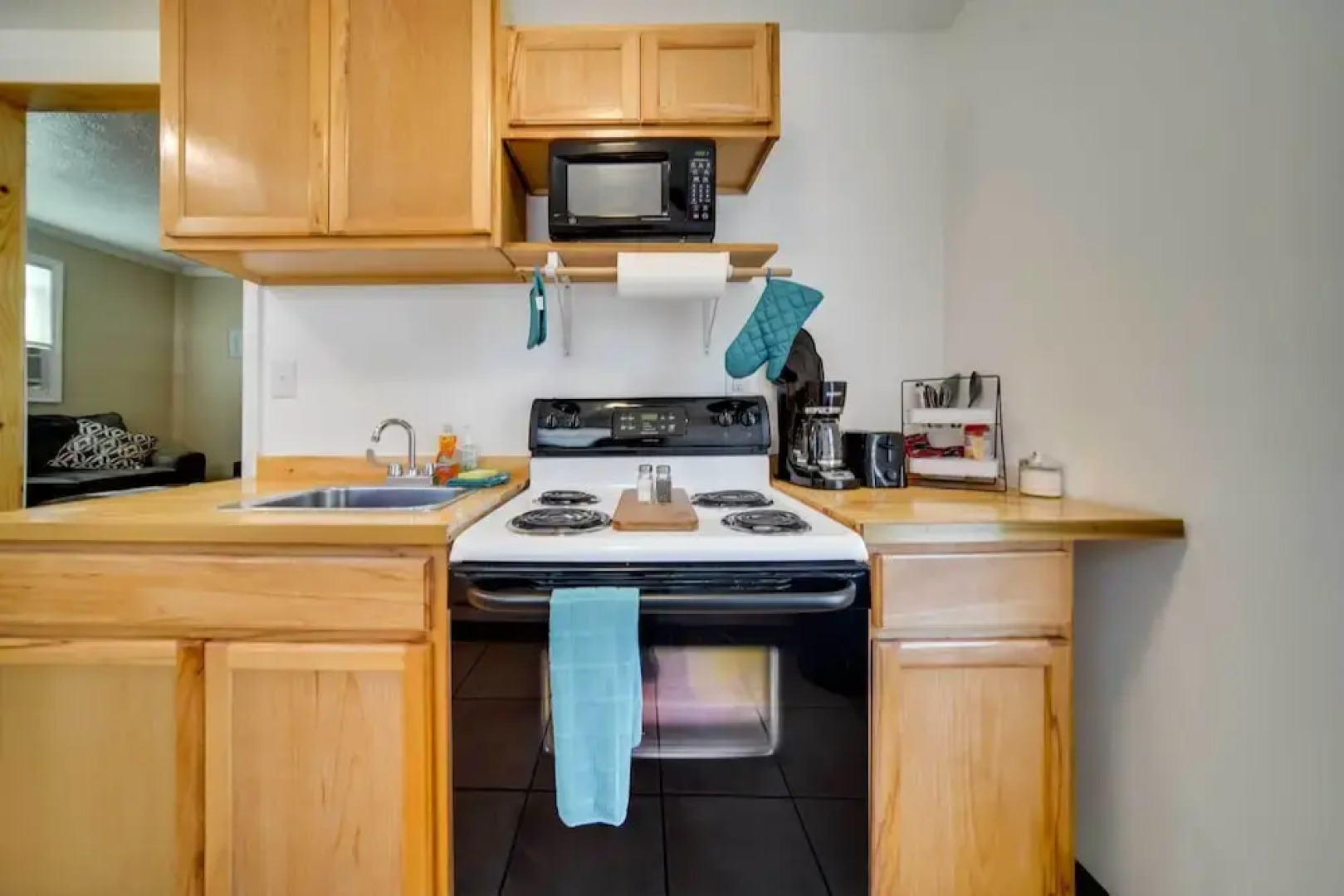 Geneva Cottage w/ Patio - Walk to Park, Lake Erie!