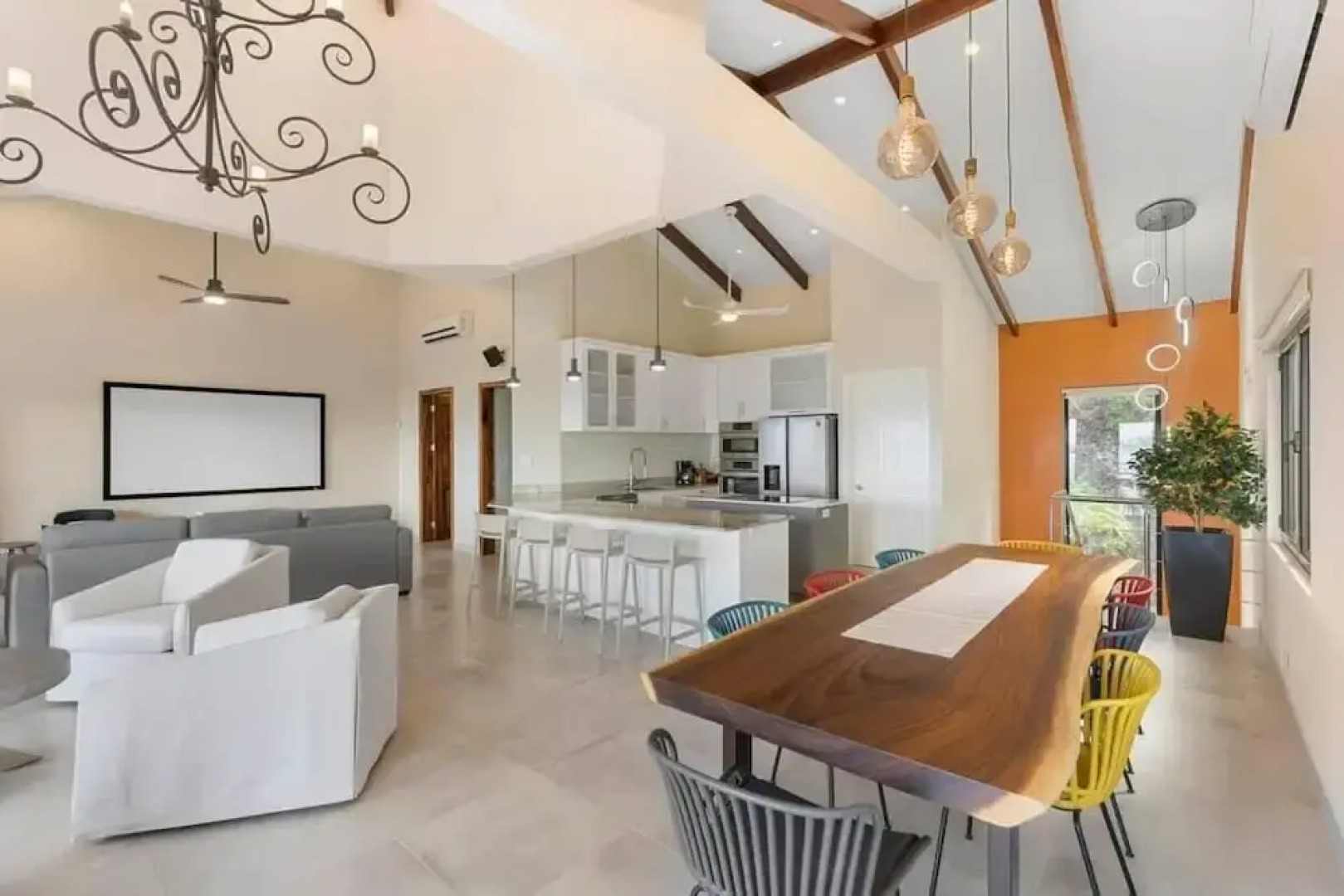 Stylish Villa with Brand-New Furniture, Panoramic Ocean Views, and Infinity Swimming Pool & Hot Tub