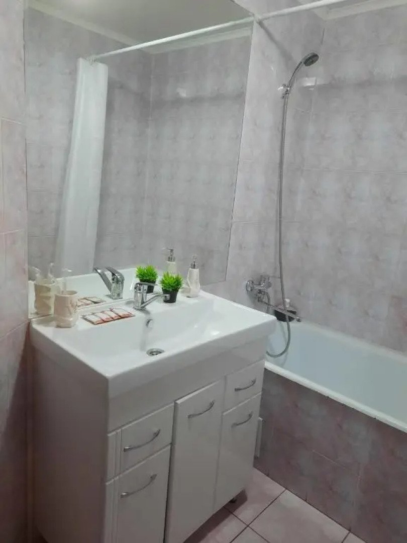 Ujutnaja i prostornaja kvartira v 50 metrah ot gorodskogo parka