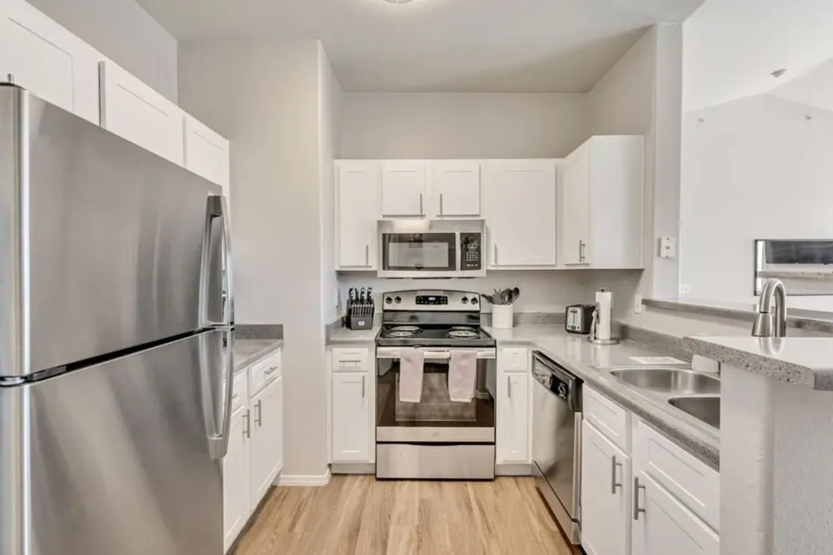 Luxury Apartment - Hot Tub - Gym - Free Parking