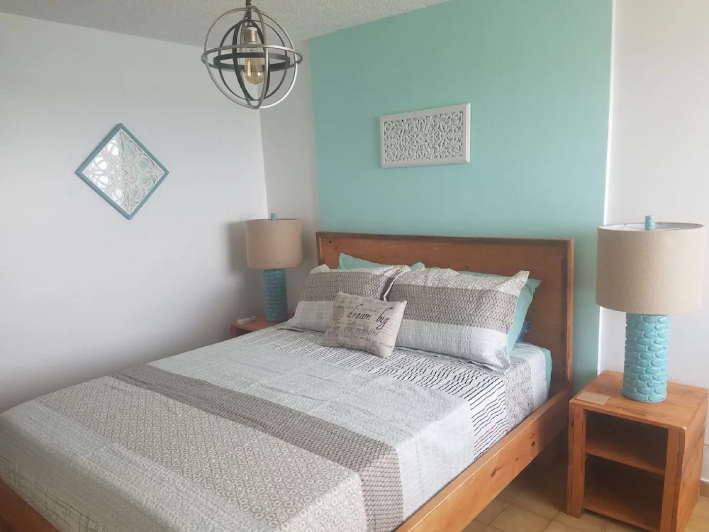 Breathtaking ocean view apt, steps from the beach!