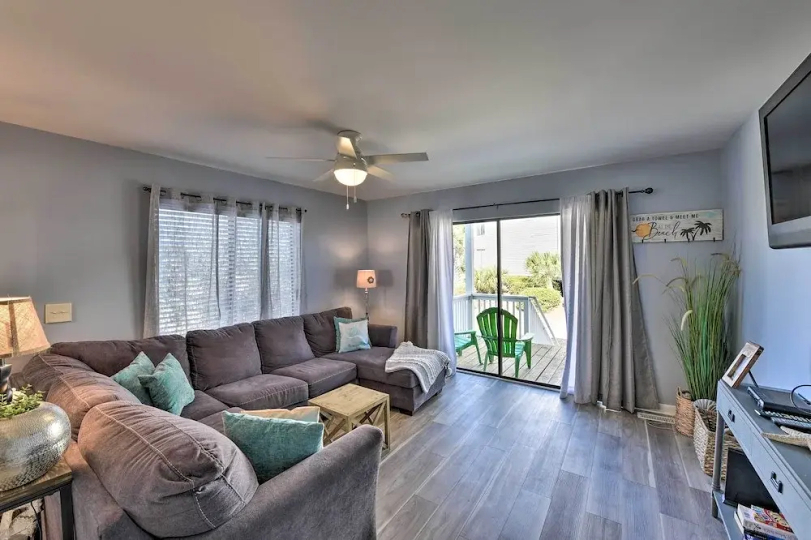 Relaxing Harbor Island Condo: Walk to the Beach!