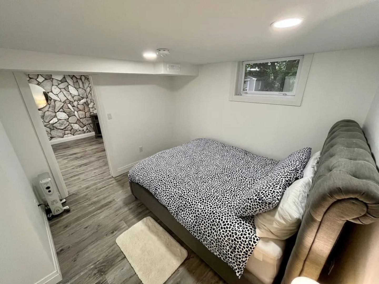 Adorable 1 Bedroom Suite With Kitchen &