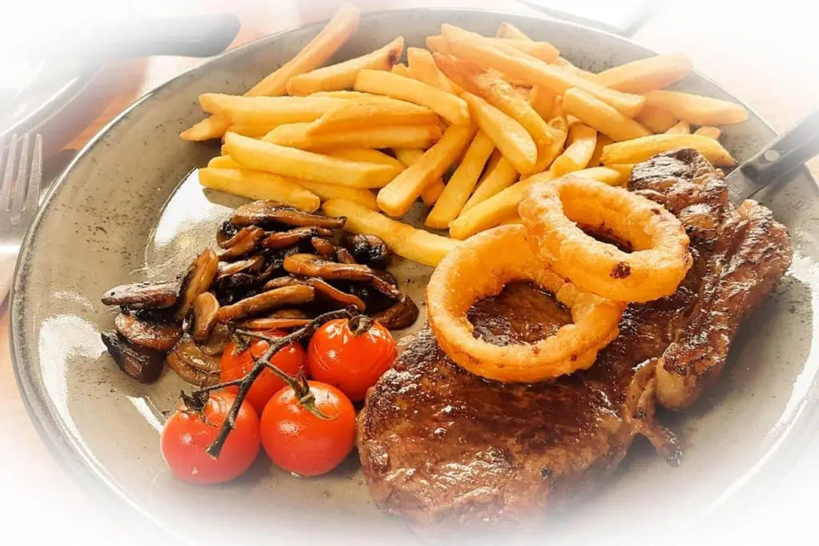 3 Bedroom Caravan with On-Site Pool, Island View 6