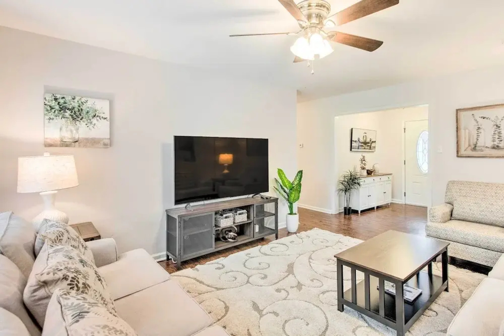 Bright Hinesville Home, 43 Mi to Savannah!