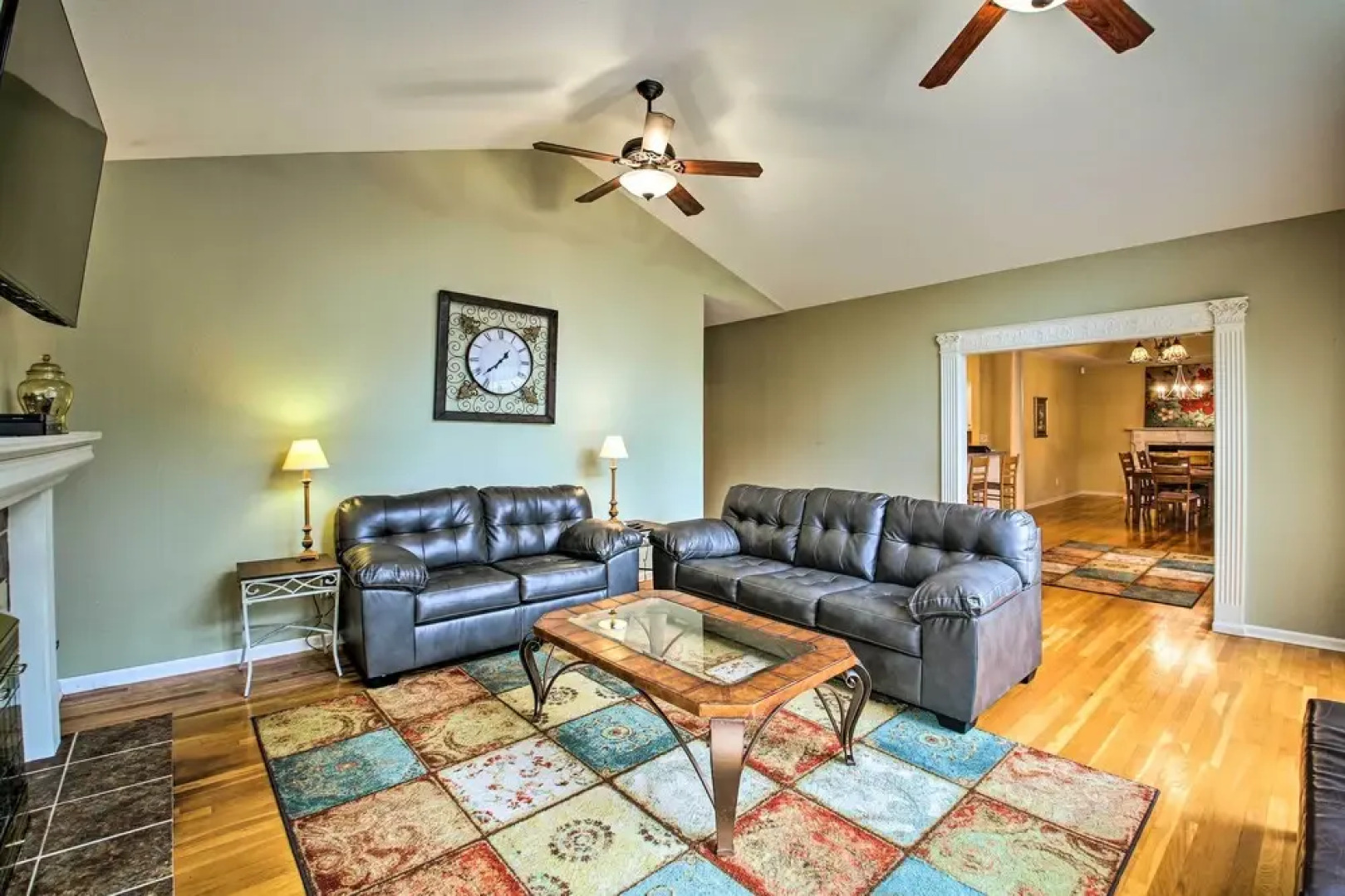 2-tier Deck & Boat Parking: Lake Hamilton Home