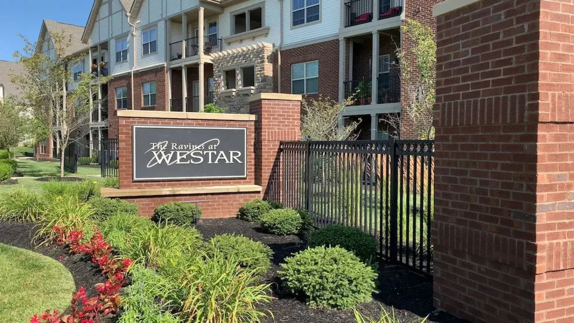Peaceful Polaris Penthouse 2BR W D Balcony