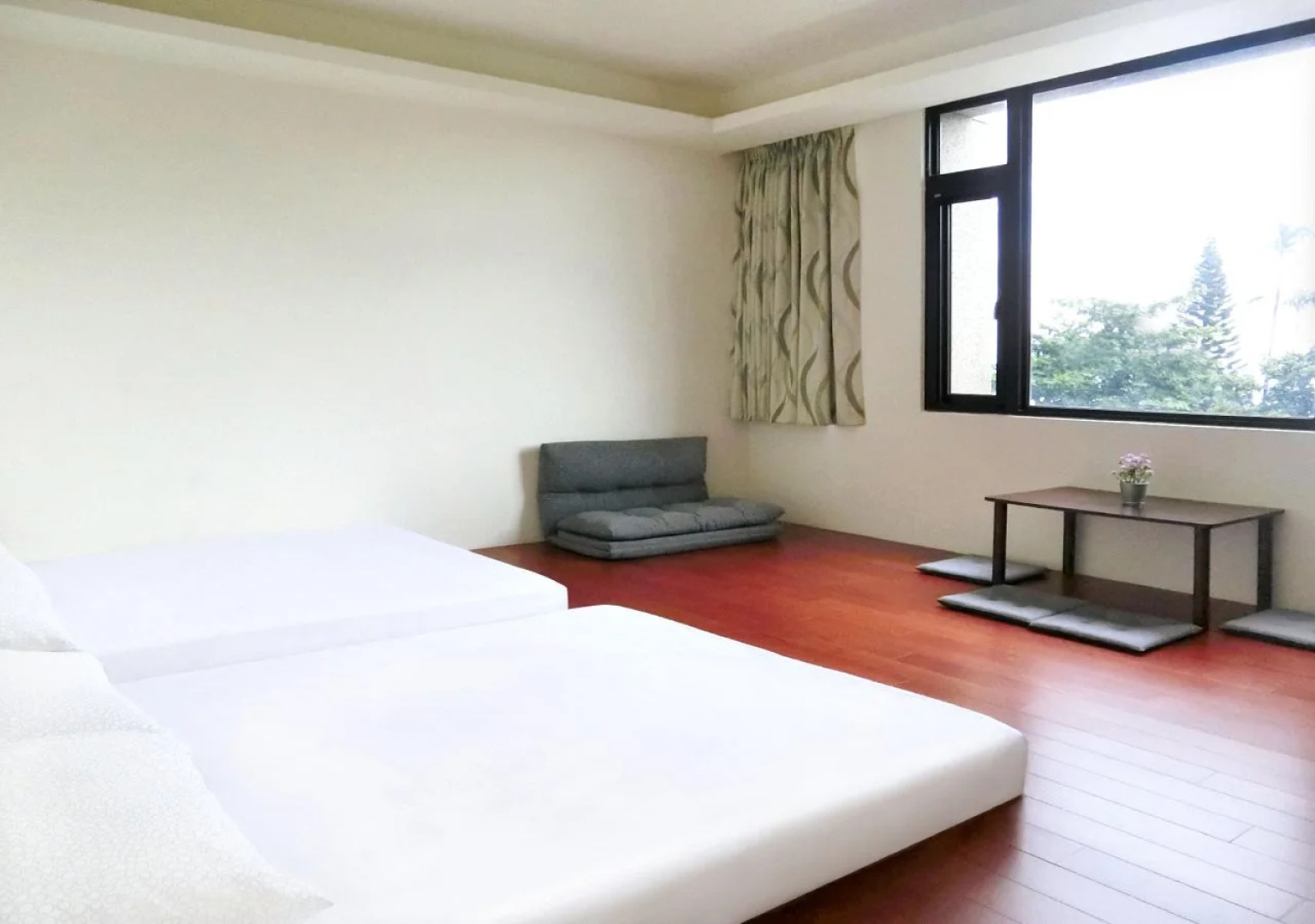 Migratory Birds Hotel