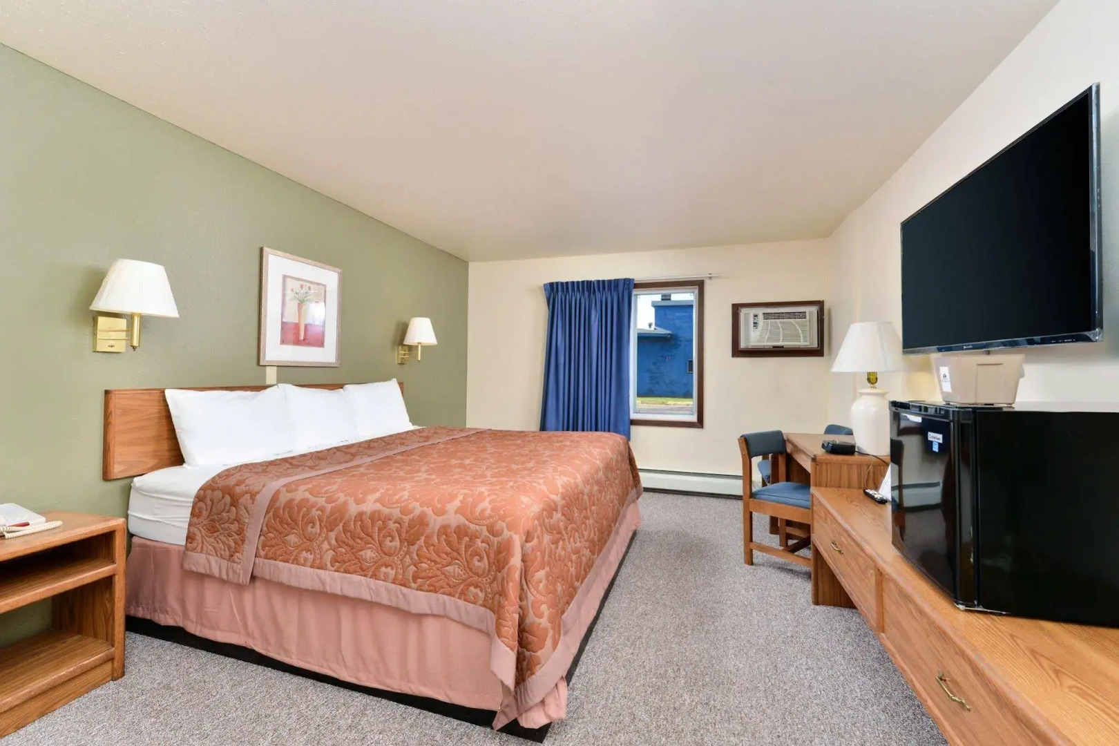 Love Hotels Staples by OYO at HWY 10 MN