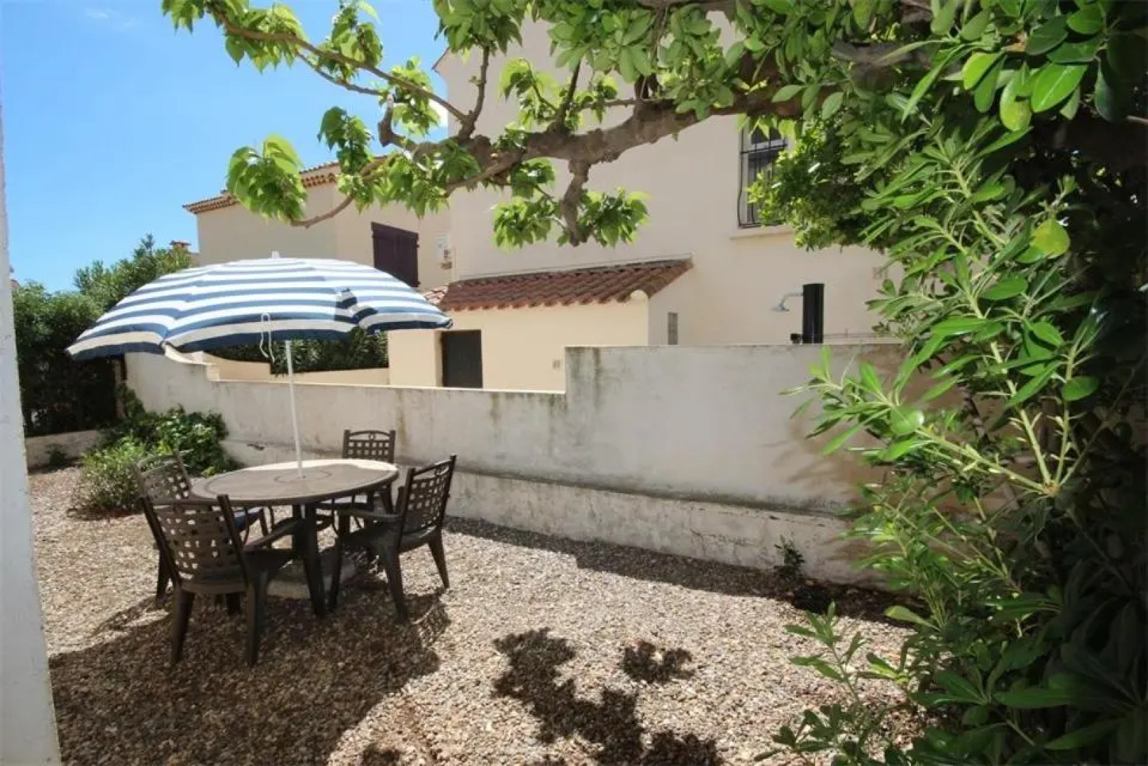 80m de la plage Appartement au rdc d'une maison 1 chambre 4 couchages cour LXRV9B