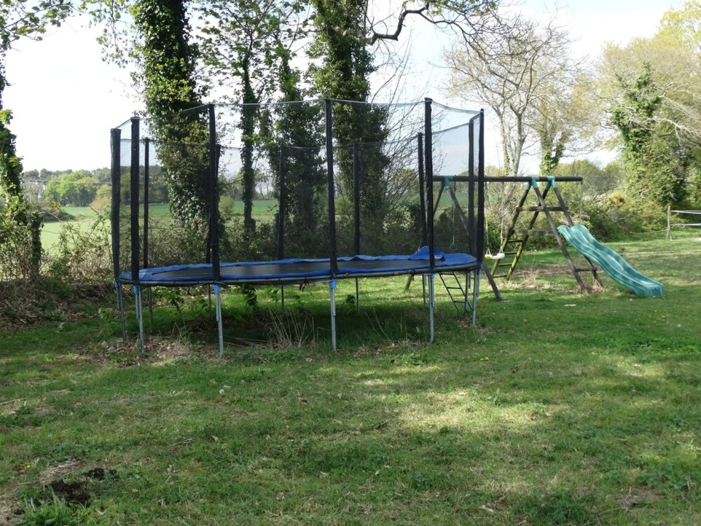 Une roulotte et des chevaux