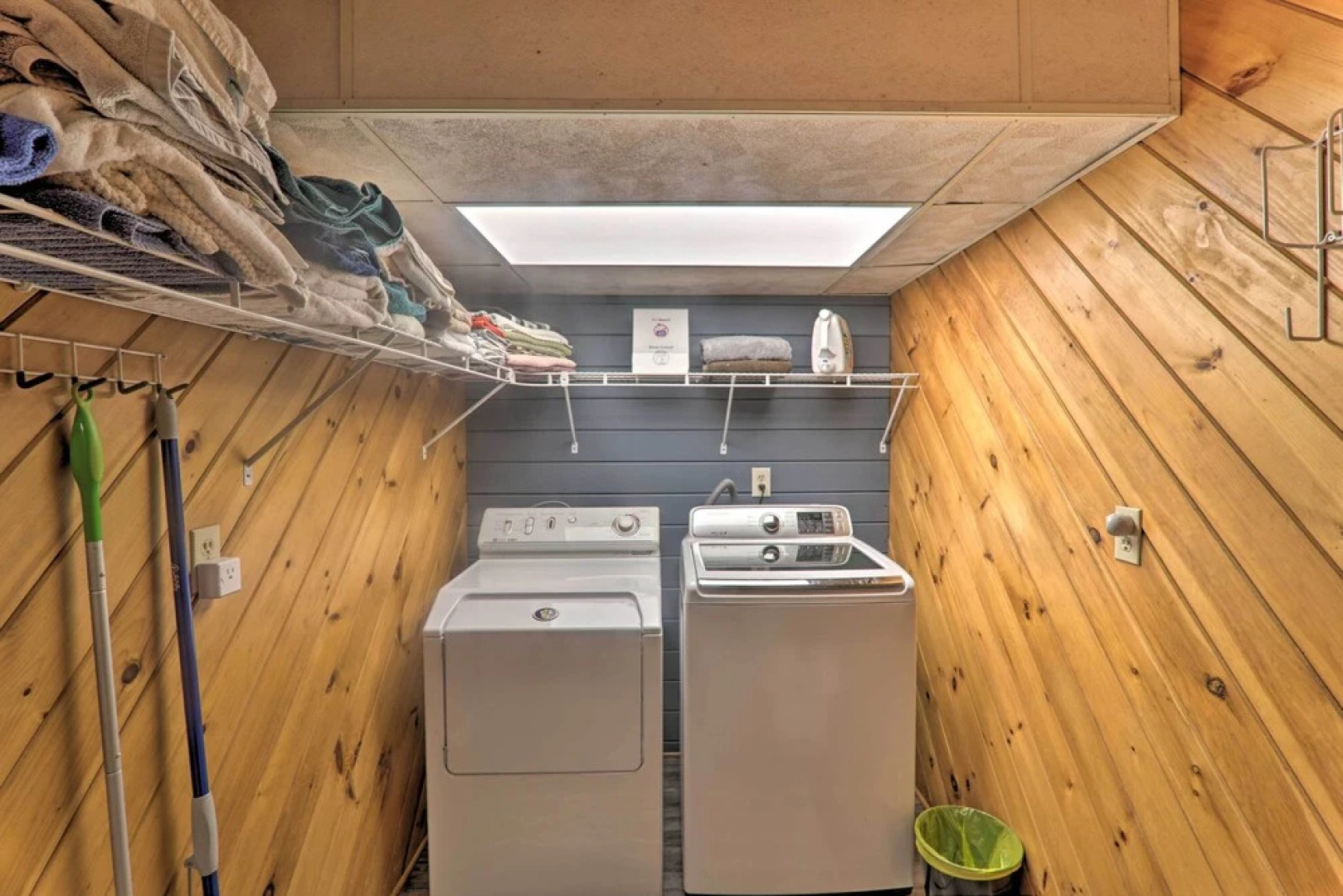 Spacious Cabin, 1 Block to Locust Lake Beach!