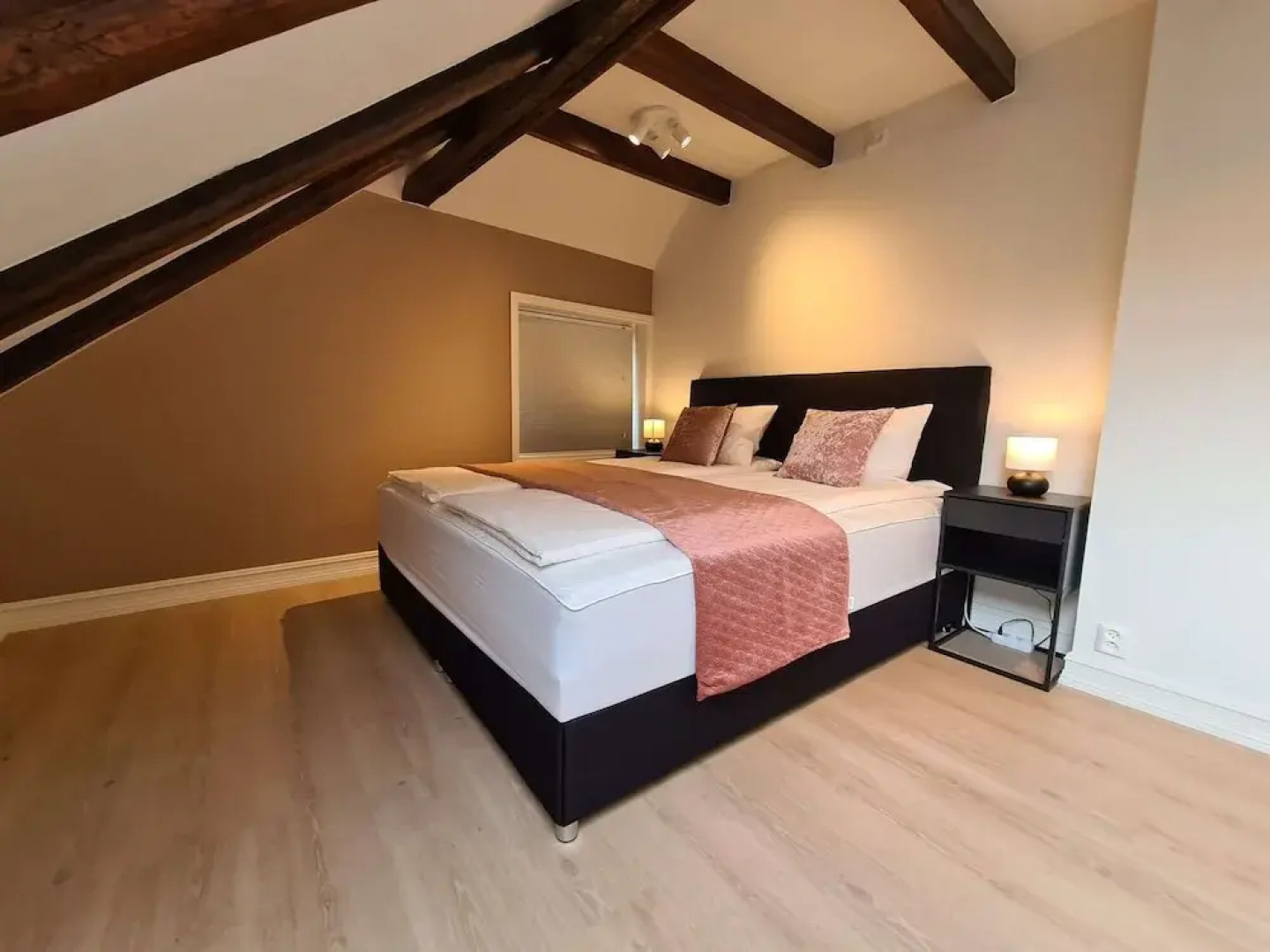 Beautiful Penthouse Near Center, 2-bedroom, Balcony and Free Parking