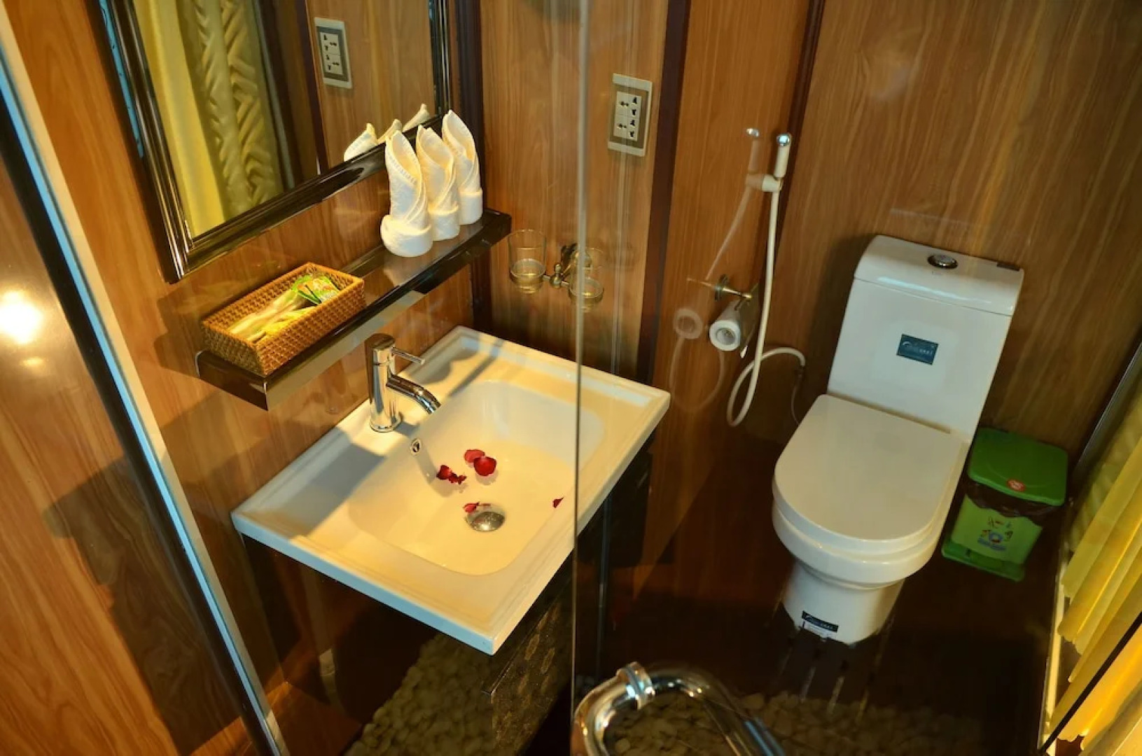 Garden Bay Luxury Cruise