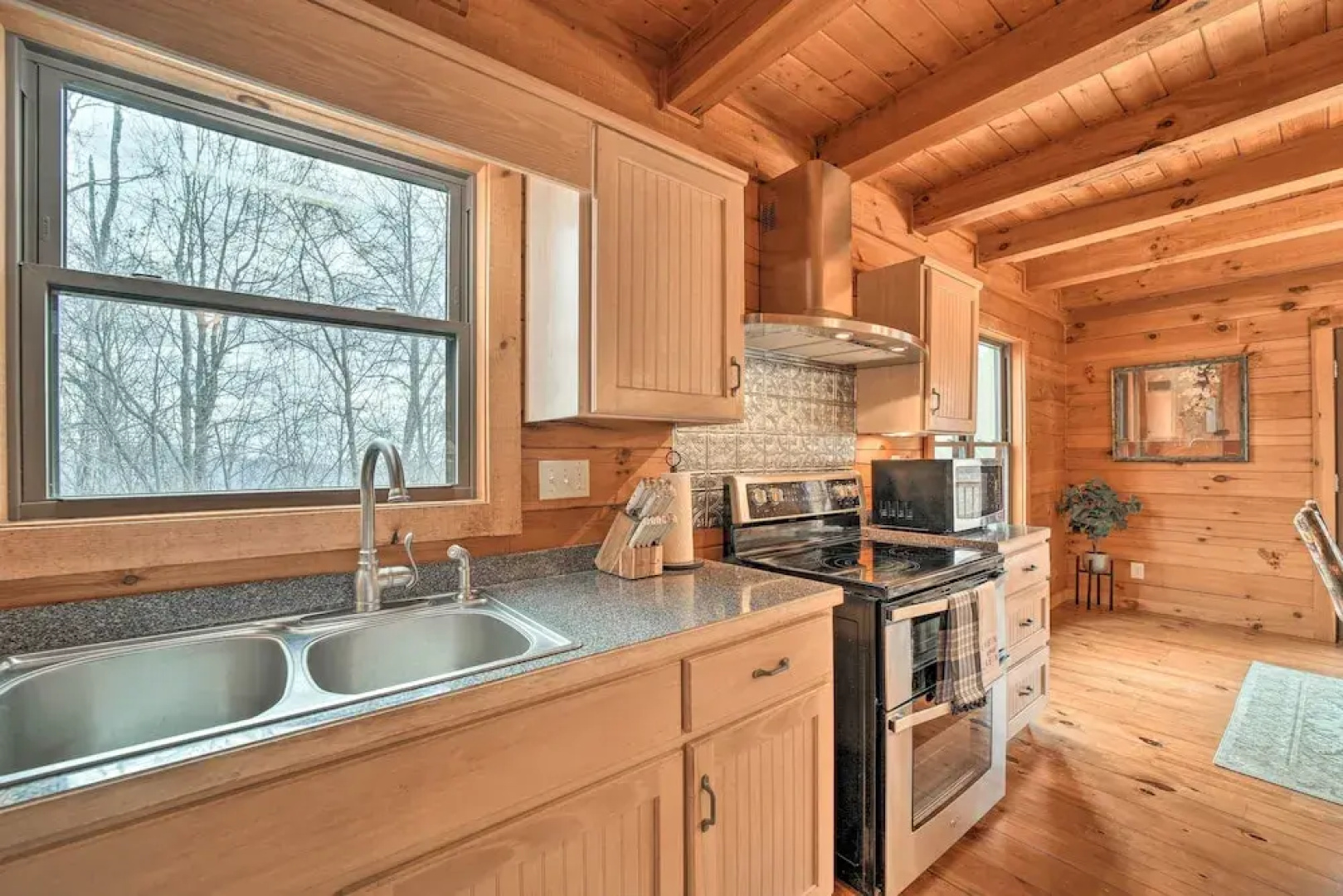 Decks & Mountain Views: Waynesville Getaway!