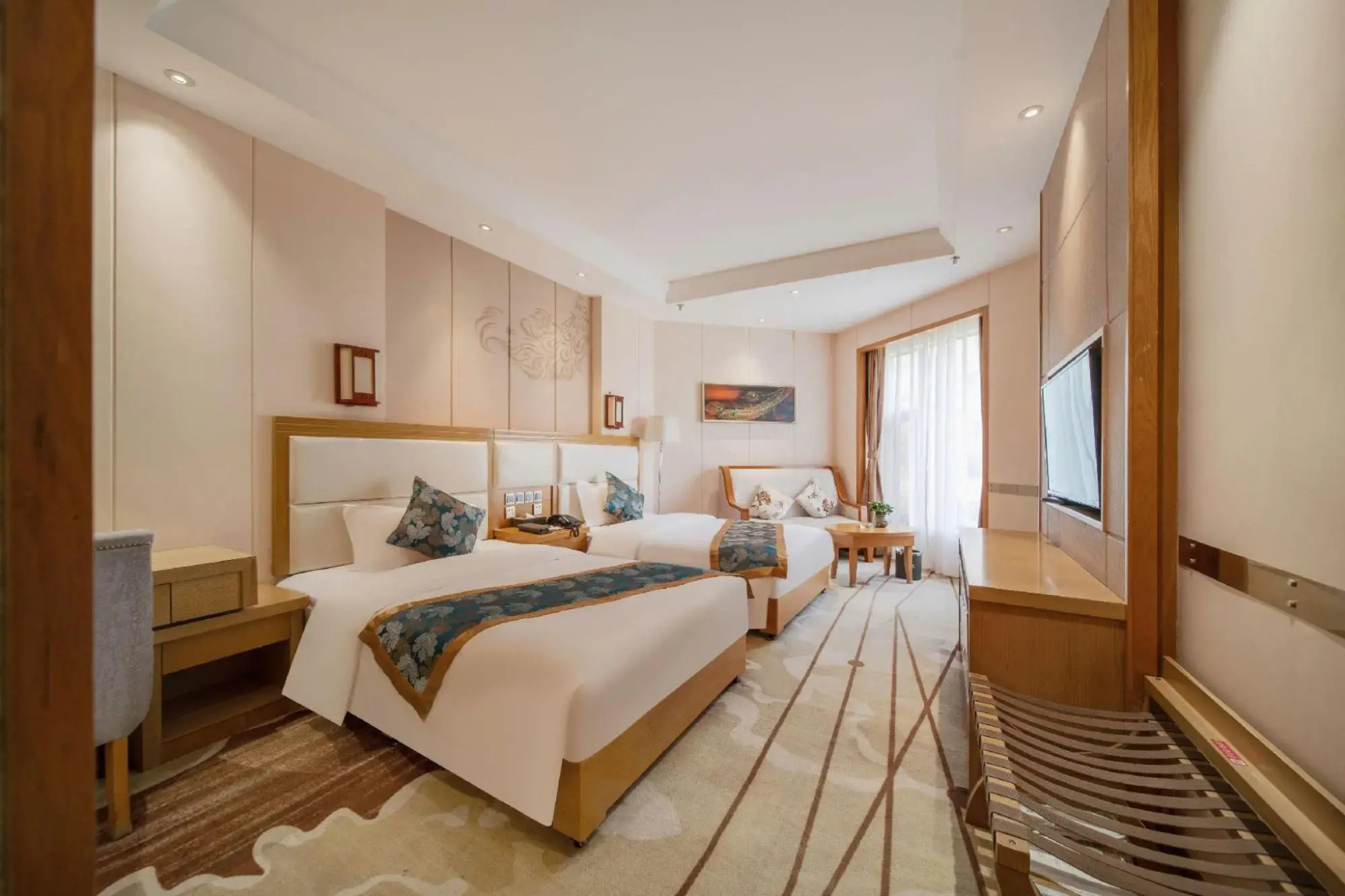 Huafeng Peacock Lake Hotel & Resort