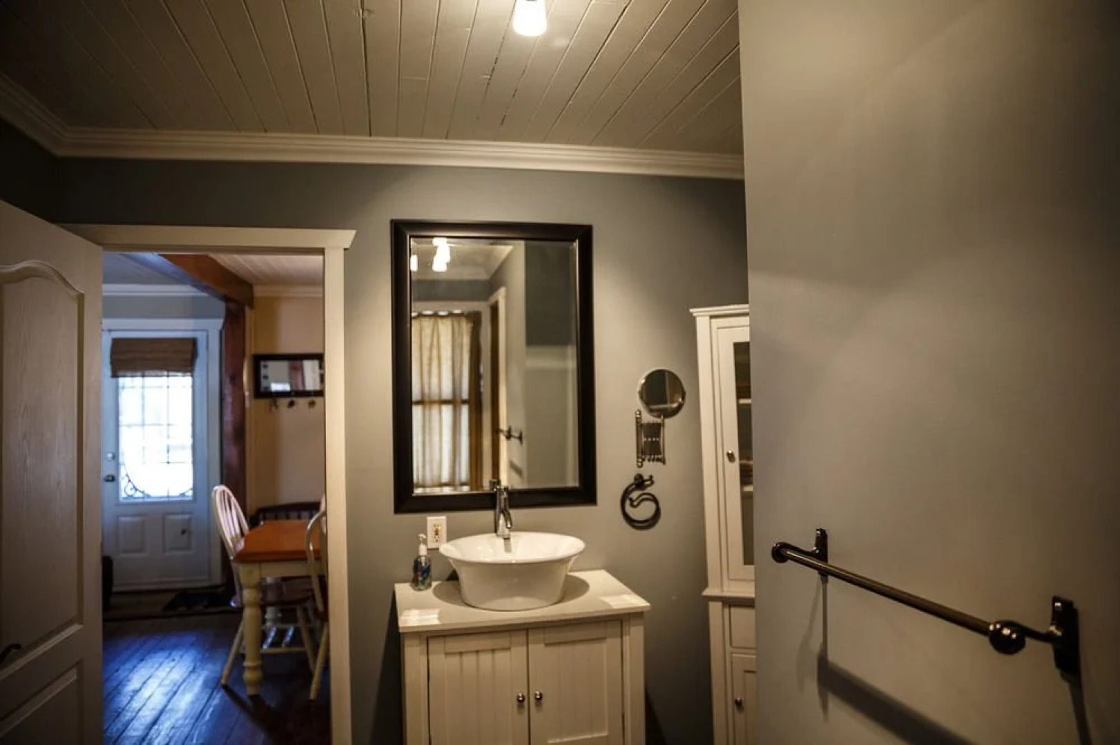 Cape Cod Cottage On River Rouge