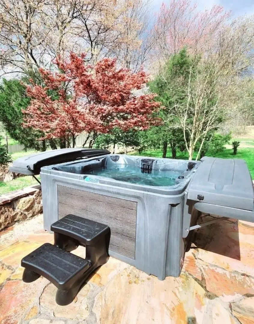 Deluxe log cabin! Pet and motorcycle friendly - enjoy nature with family and friends! 3 Bedroom Cabin by RedAwning