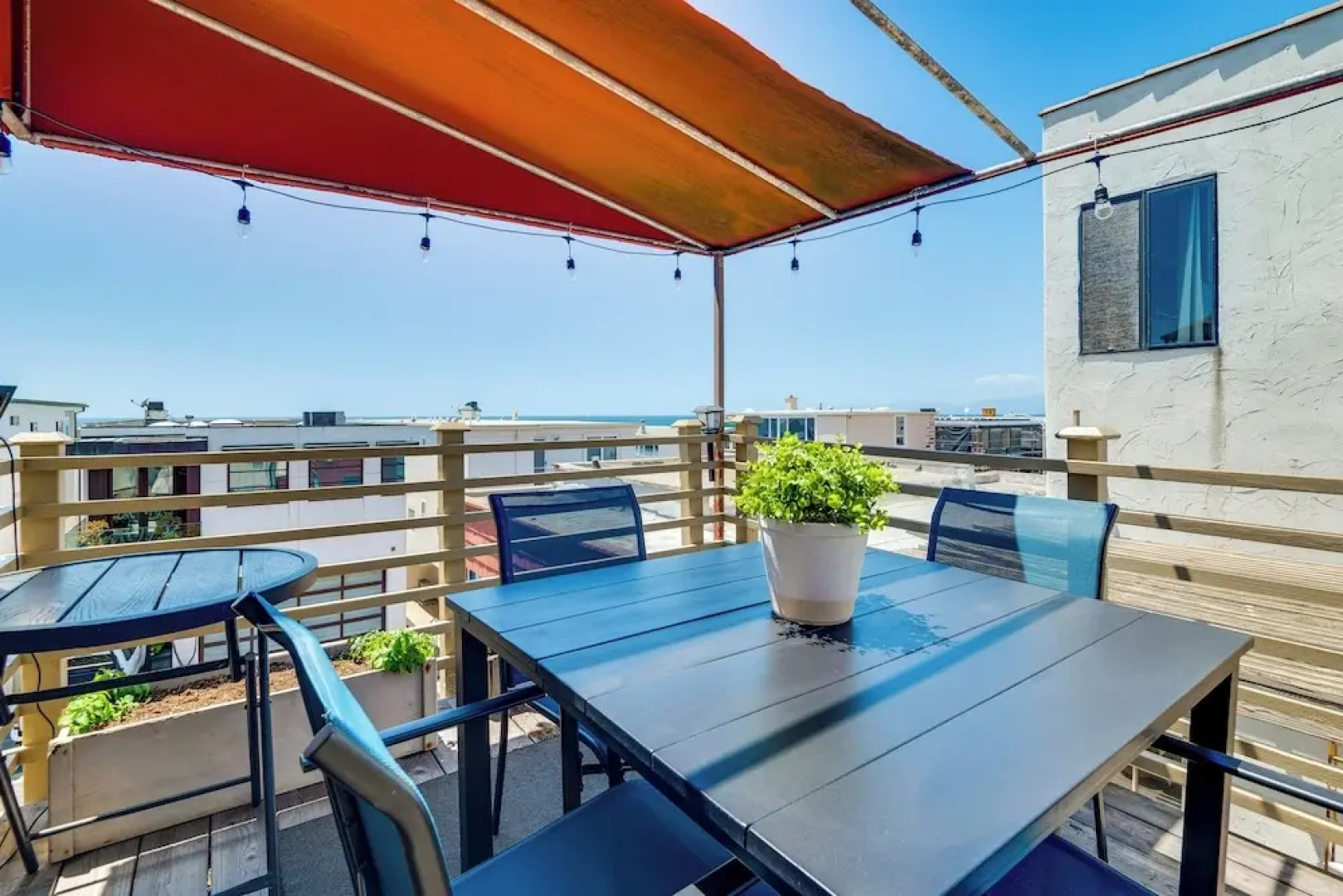 Walk to Ocean: Manhattan Beach Apt w/ Deck