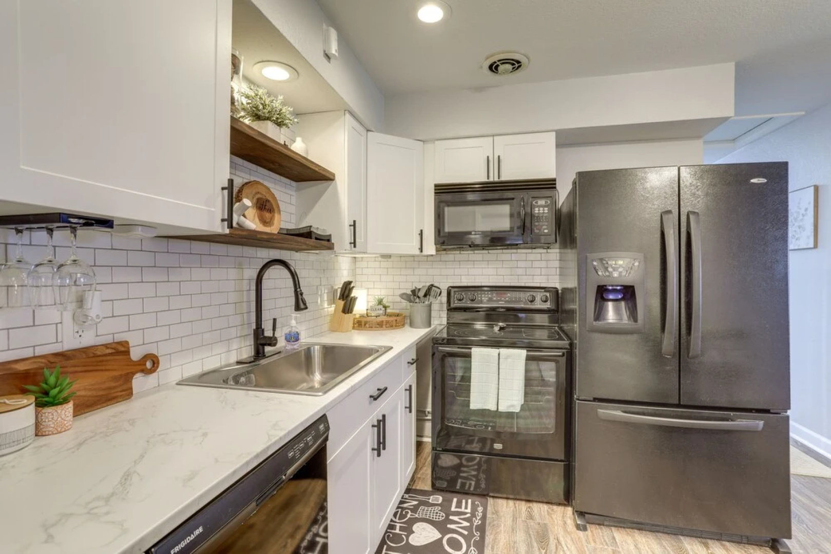 Pet-friendly Largo Escape w/ Fire Pit!