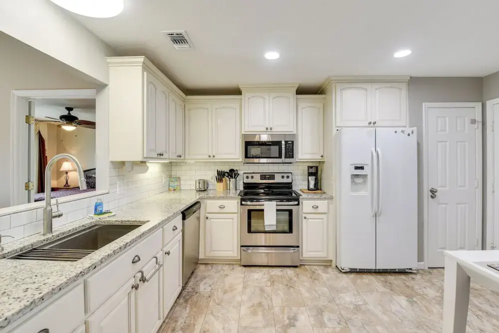 4 Mi to Downtown Panama City: Home w/ Patio!