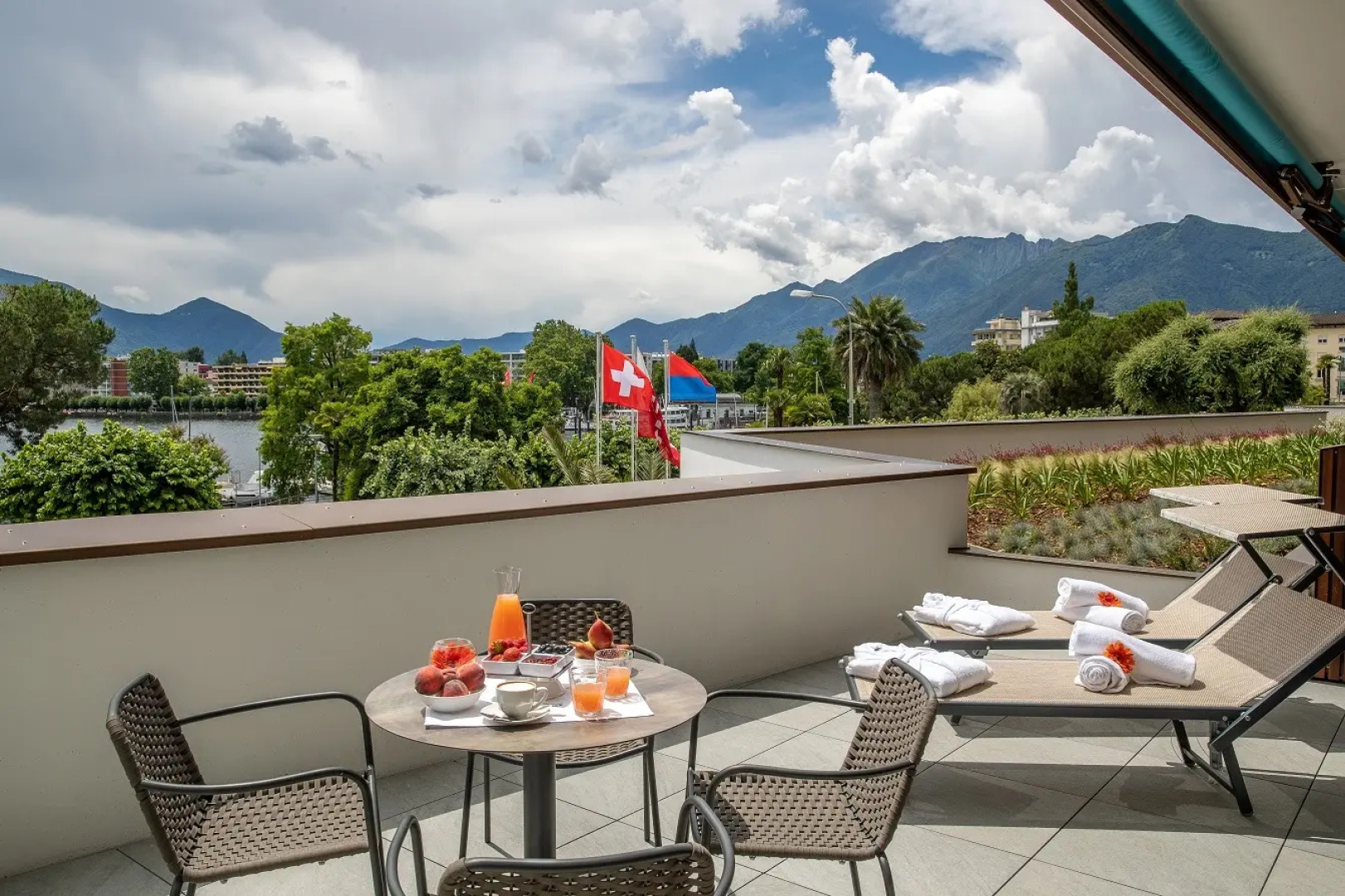 Hotel & LOUNGE LAGO MAGGIORE