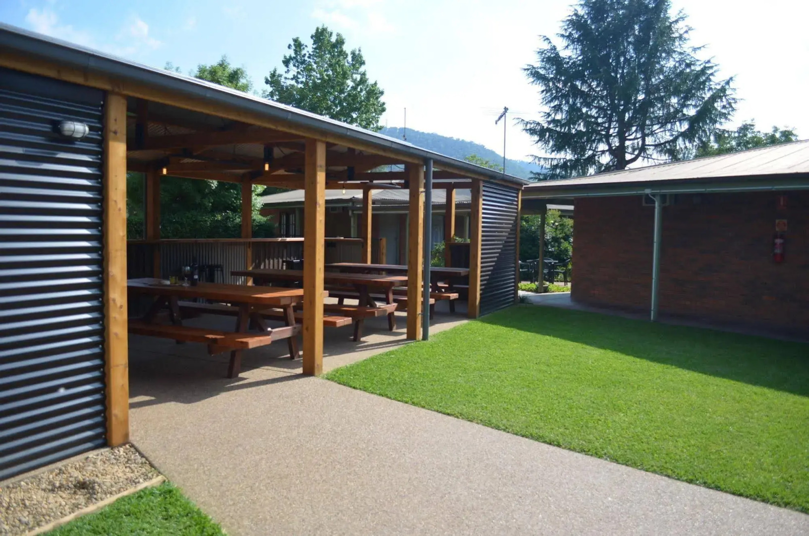 Bright Colonial Motel