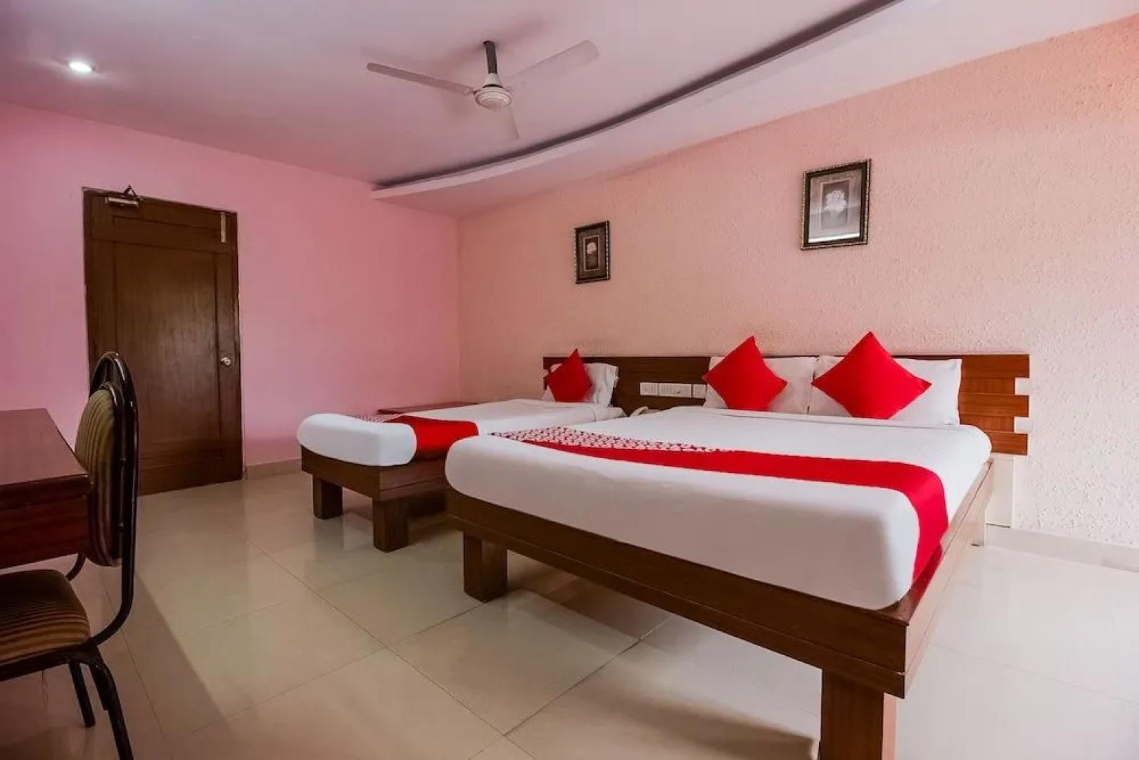 OYO 737 Hotel Manny'S Palace