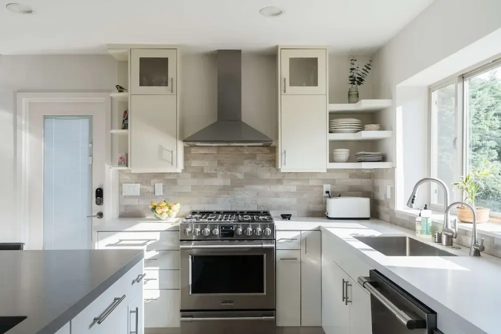 Spacious and Bright 5-bedroom Oasis Pool and Yard