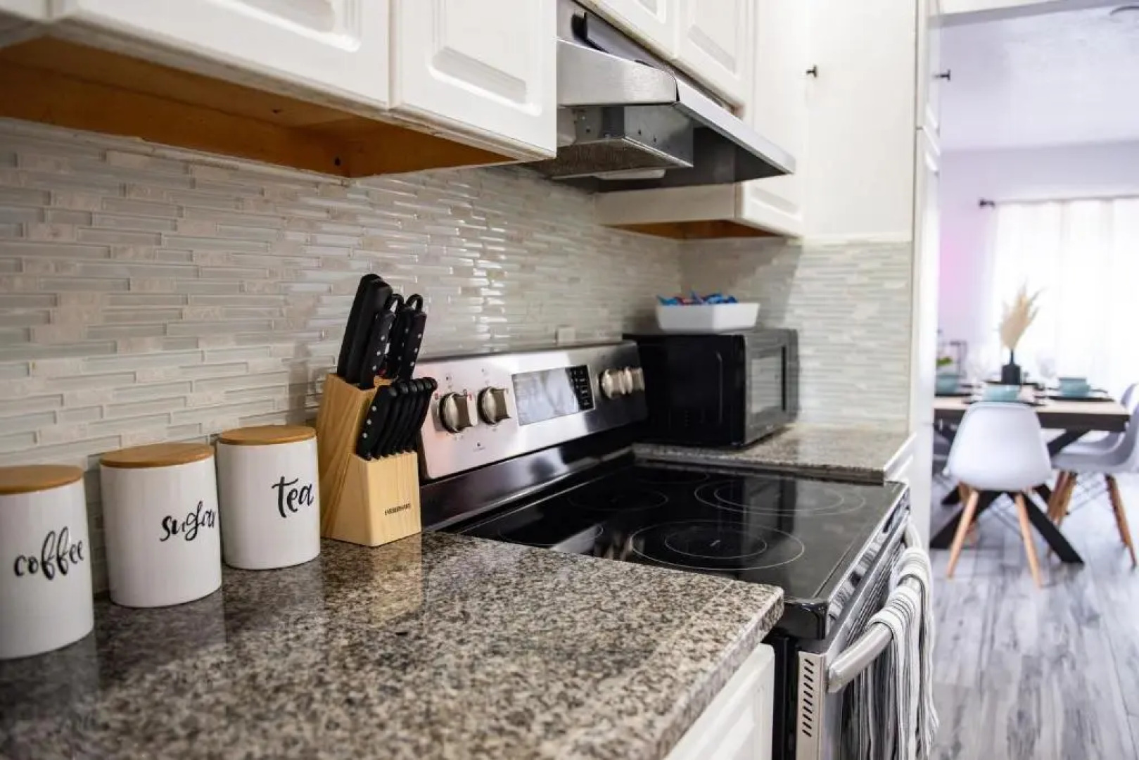 Lux 3 bedroom townhouse 1 block from the beach