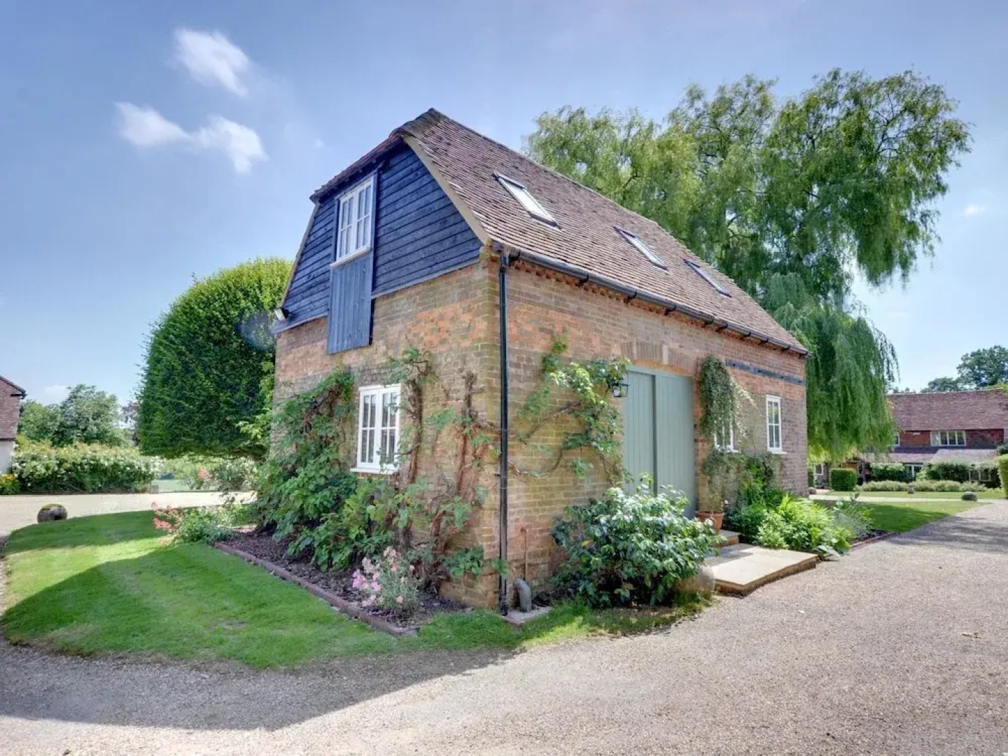 Vintage Holiday Home in Leigh With Swimming Pool