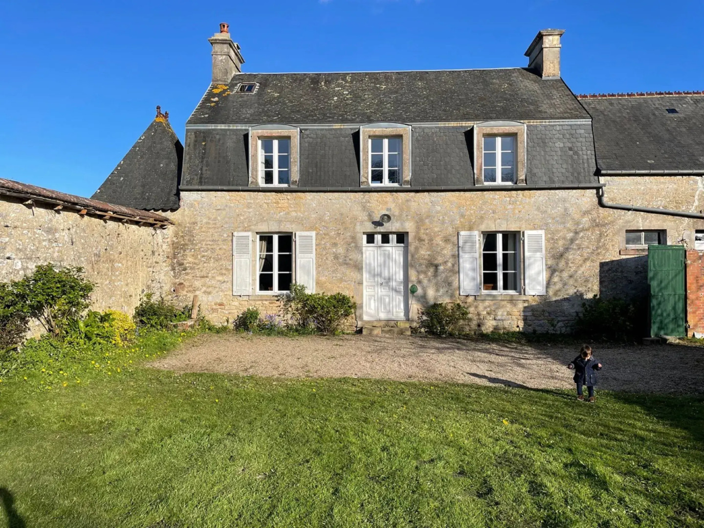 Pretty Holiday Home in Golleville with Private Garden