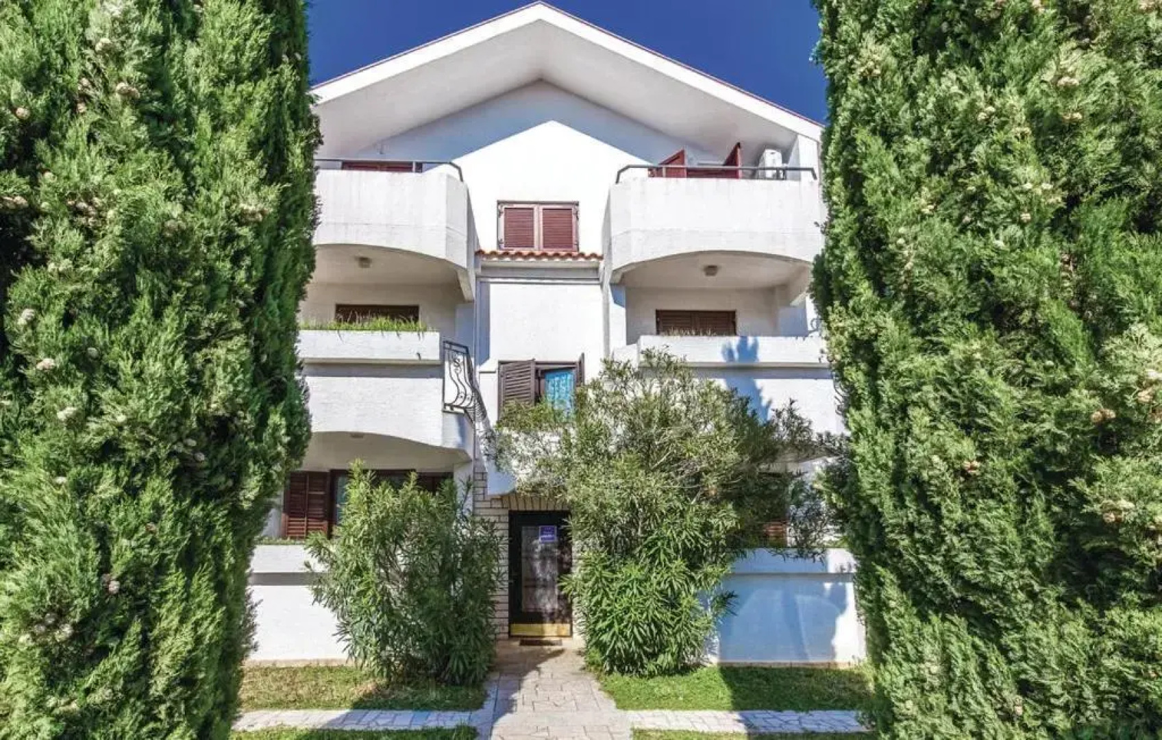 Three-Bedroom Apartment Jadranovo with an Outdoor Swimming Pool 08