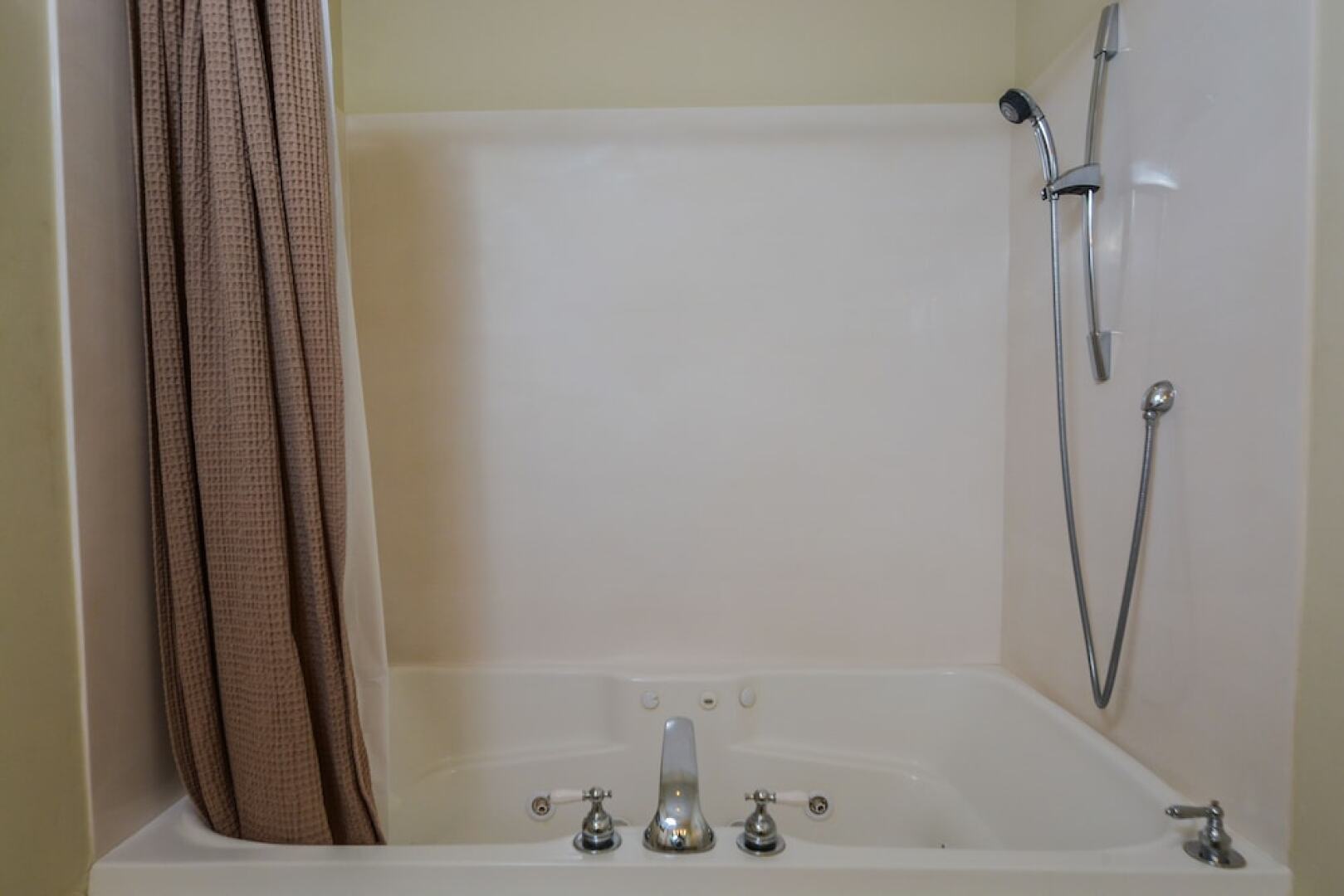 Four Seasons 4 Bedroom Apartment