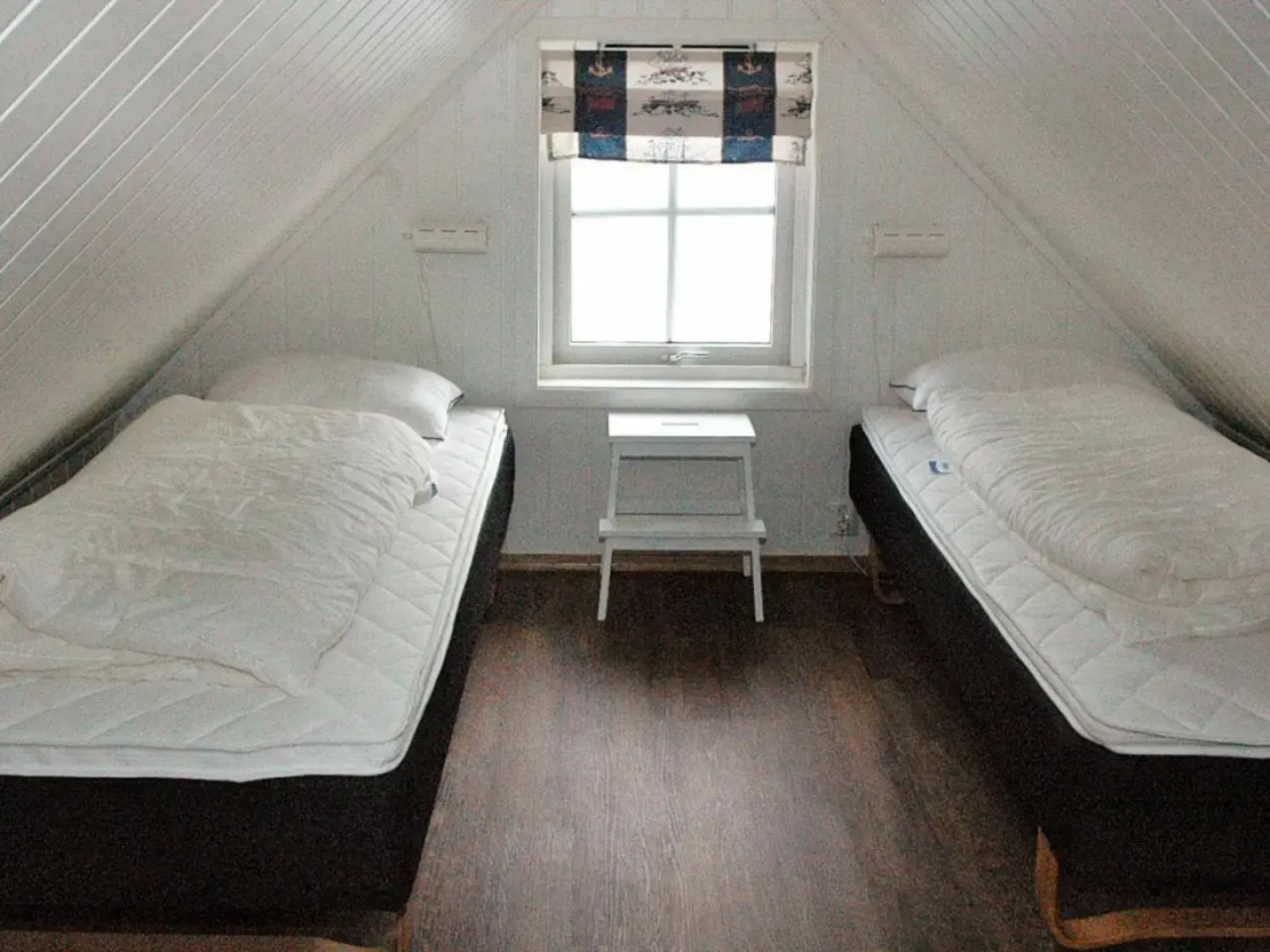 Four-Bedroom Holiday home in Urangsvåg