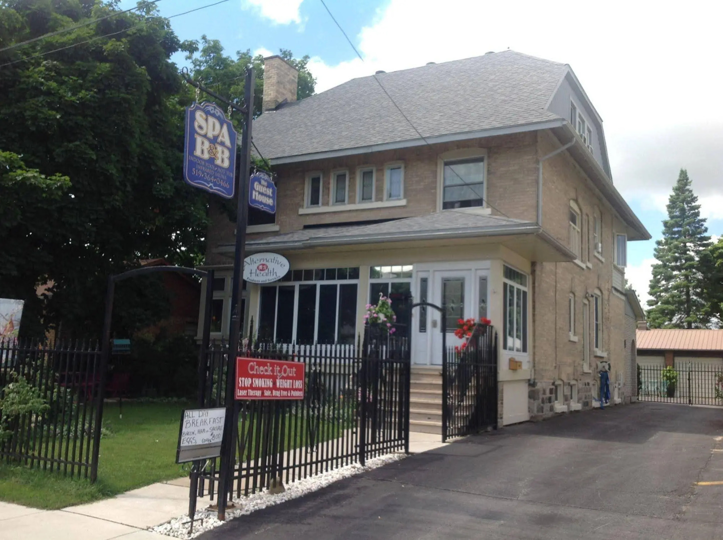 10th Avenue Guest House & Suites