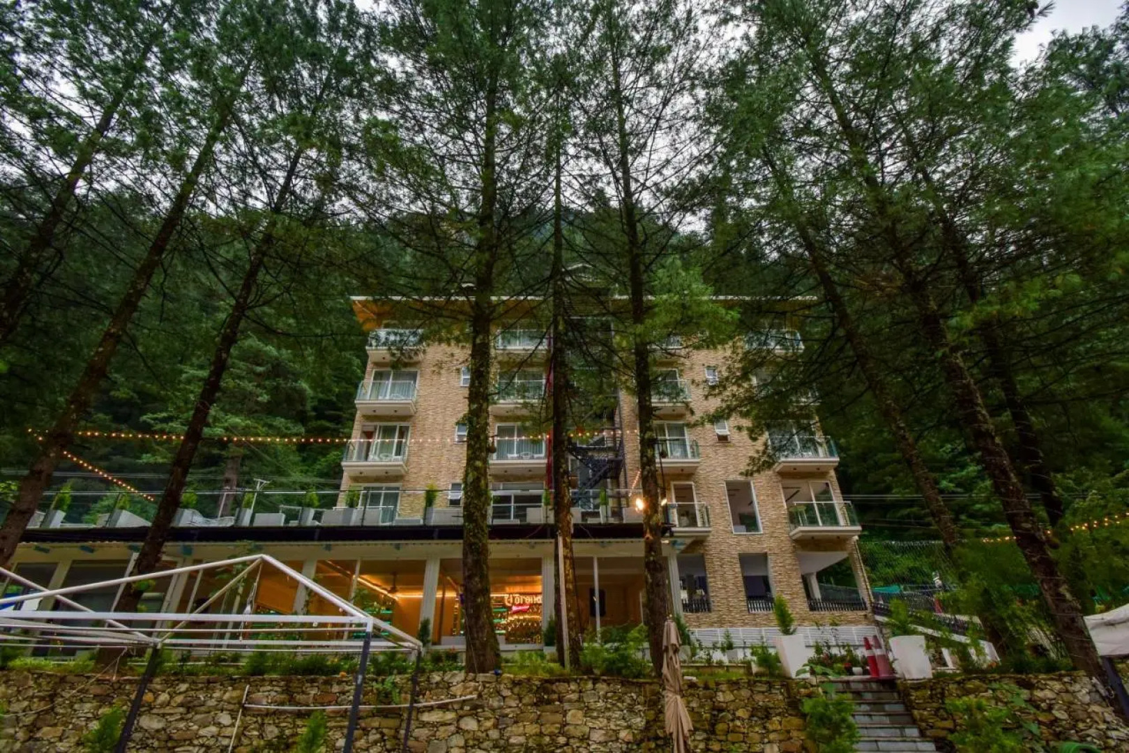 Moksha Riverside Resort Kasol