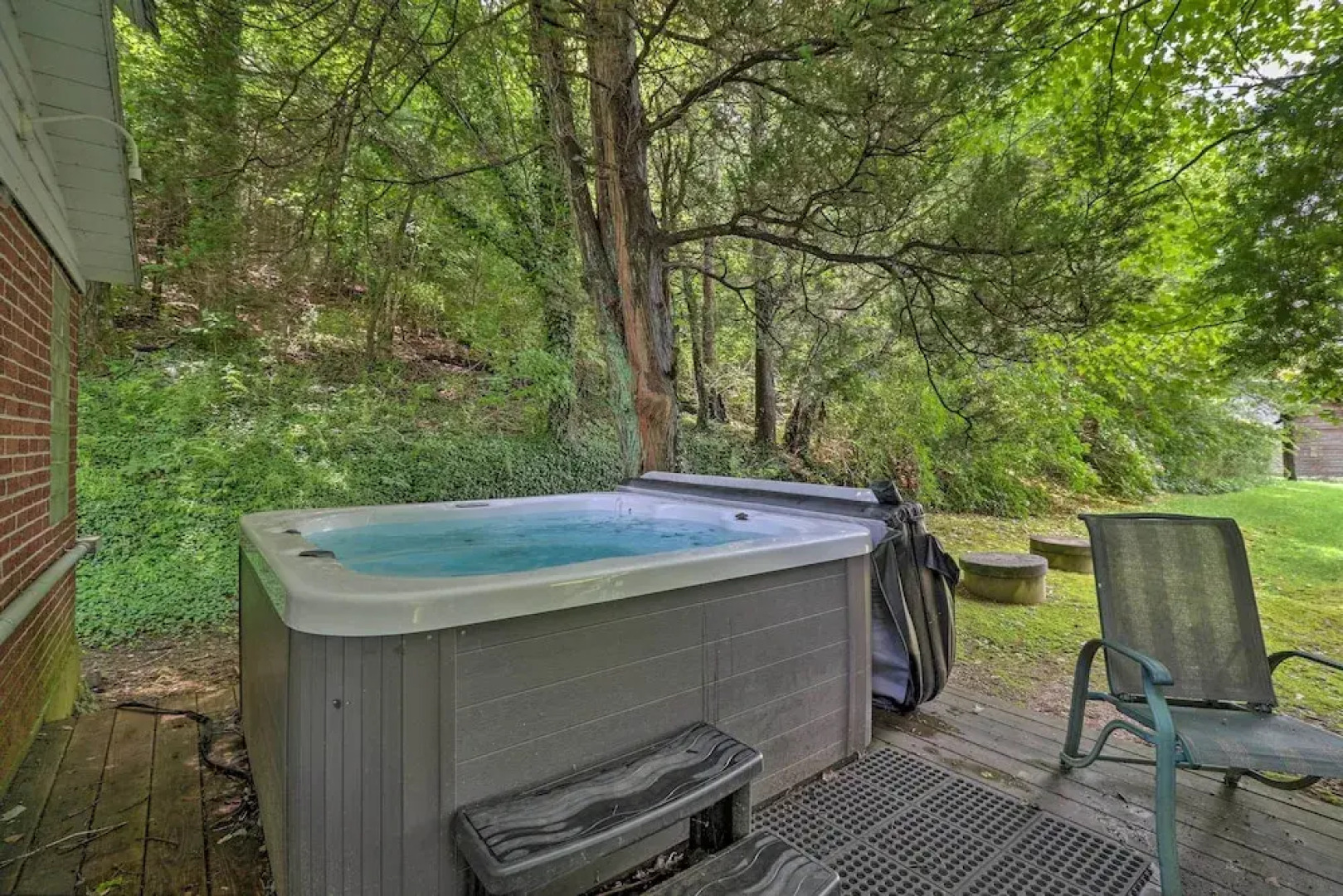'lil Red Hen' Cottage in the Boone Area w/ Hot Tub