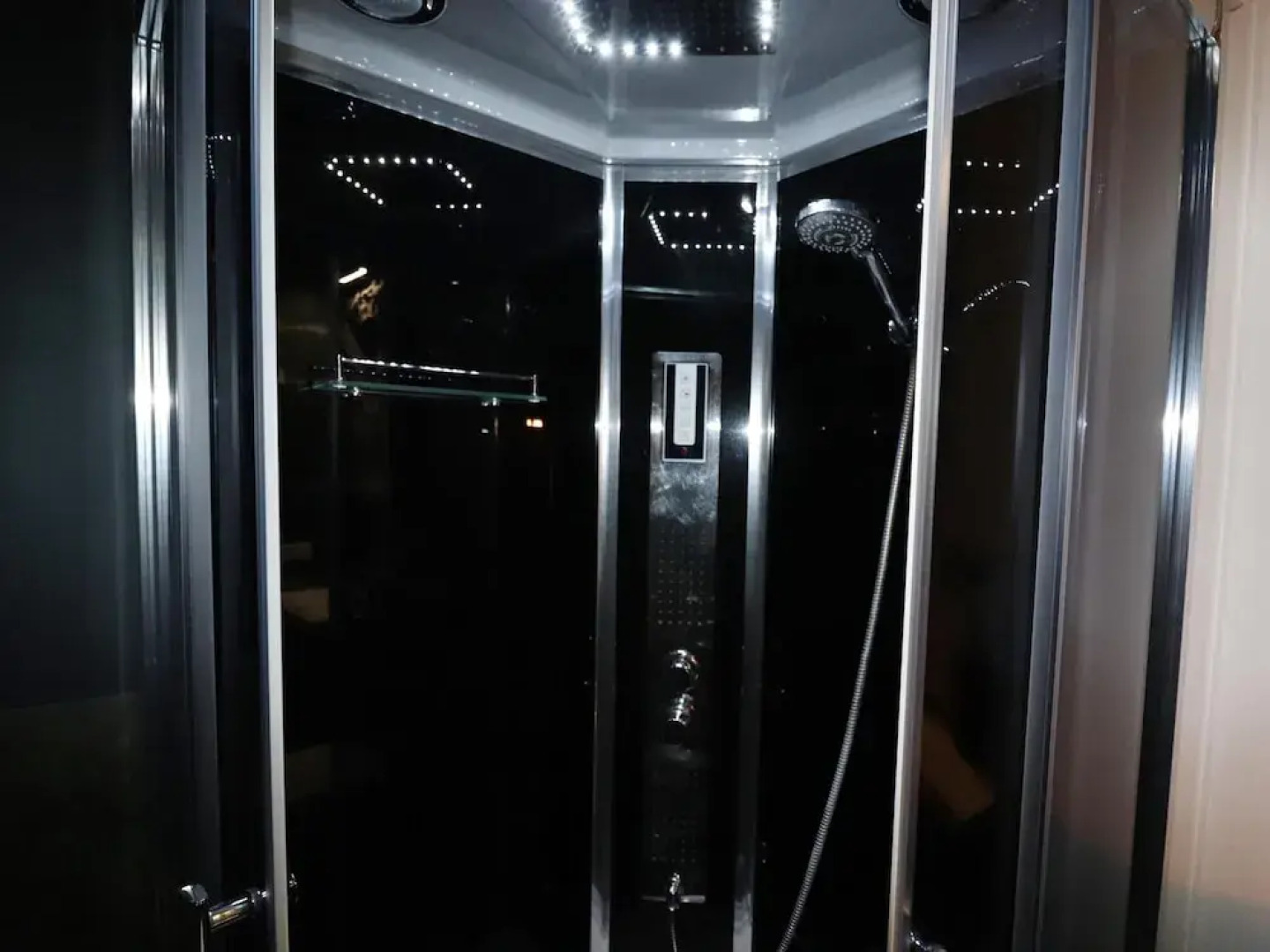 Atelier House With hot tub