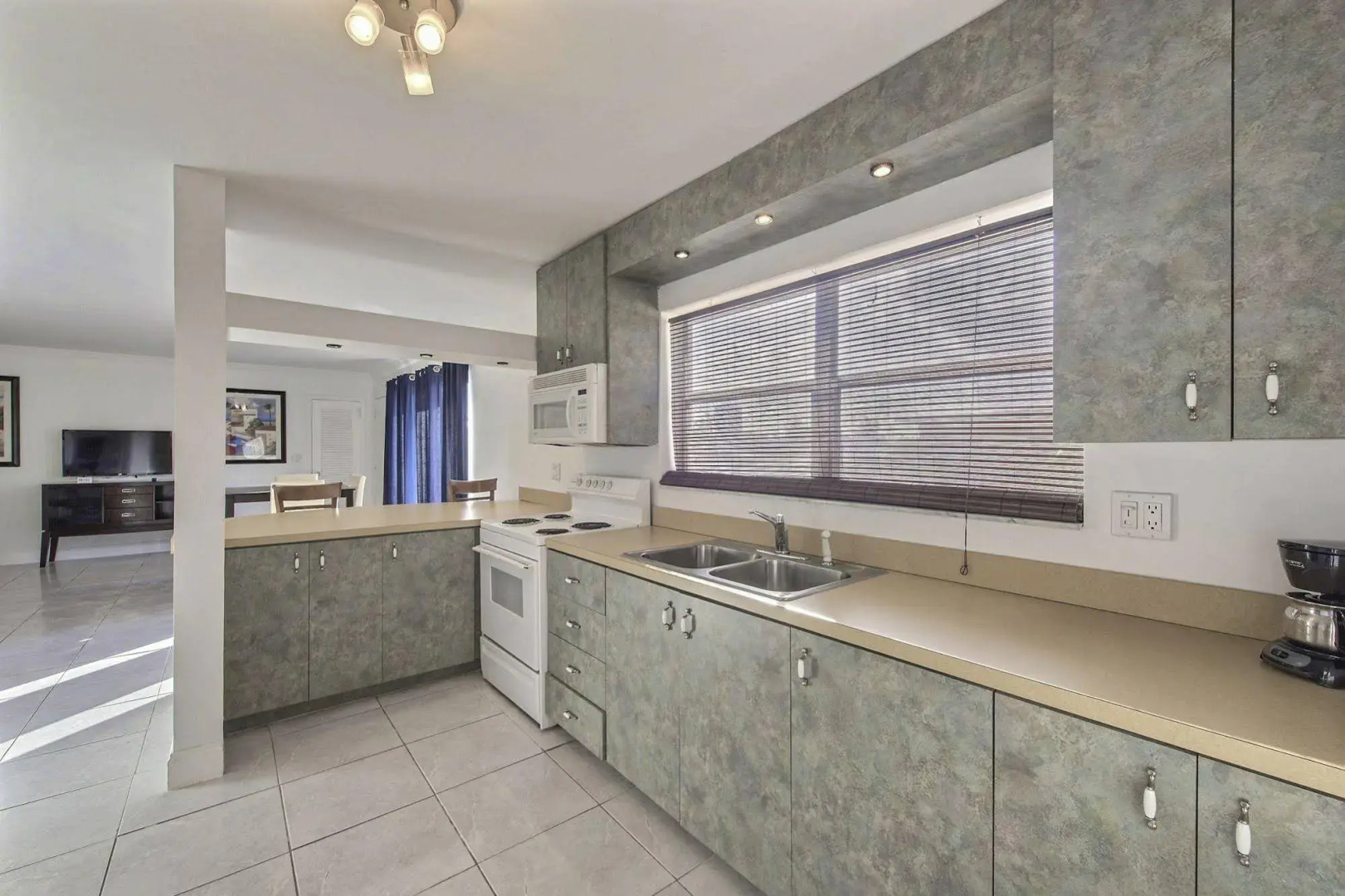 Sea Beach Plaza - Near Jungle Queen Riverboat