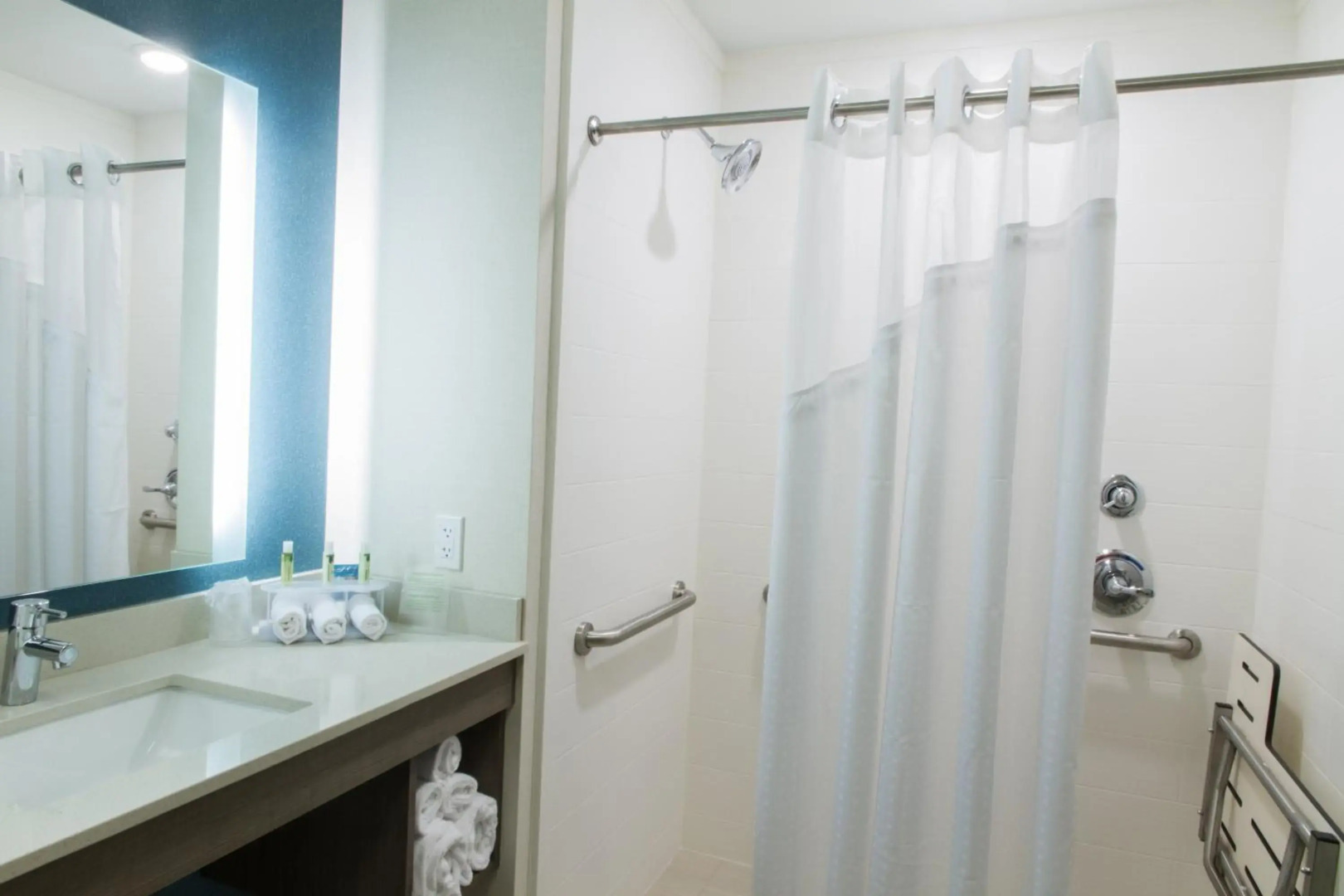 Holiday Inn Express & Suites Litchfield West by IHG