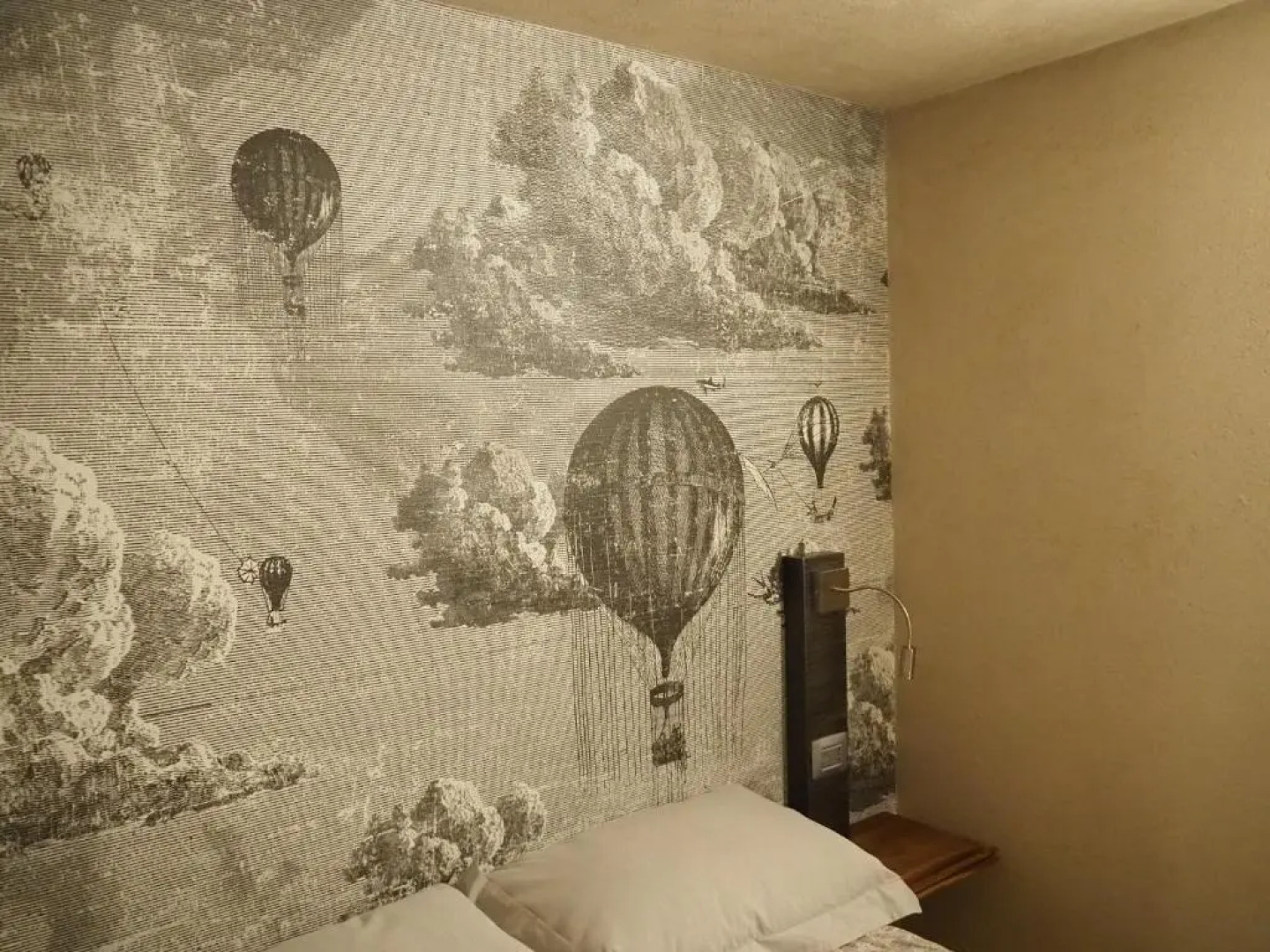 Virasol in Citta, Camera Nuvole (Adults Only)