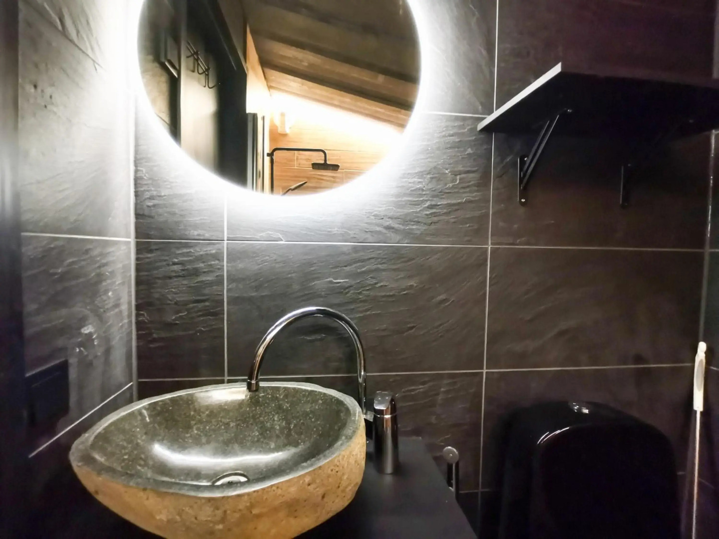 Glass Igloos by the water - Lasisviitit