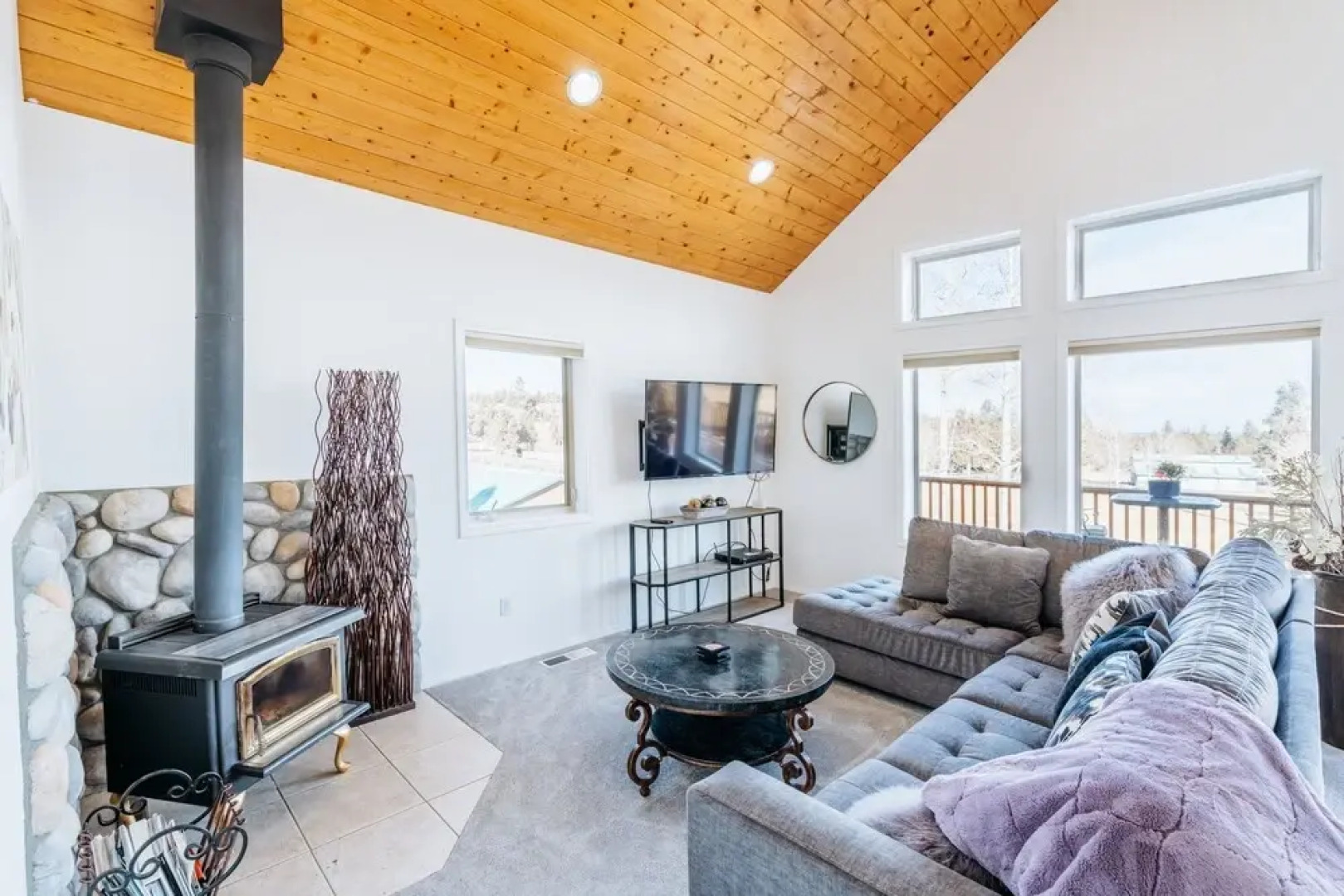 Tailwinds Farm, Secluded On The River, Amazing Views 4 Bedroom Home by Redawning