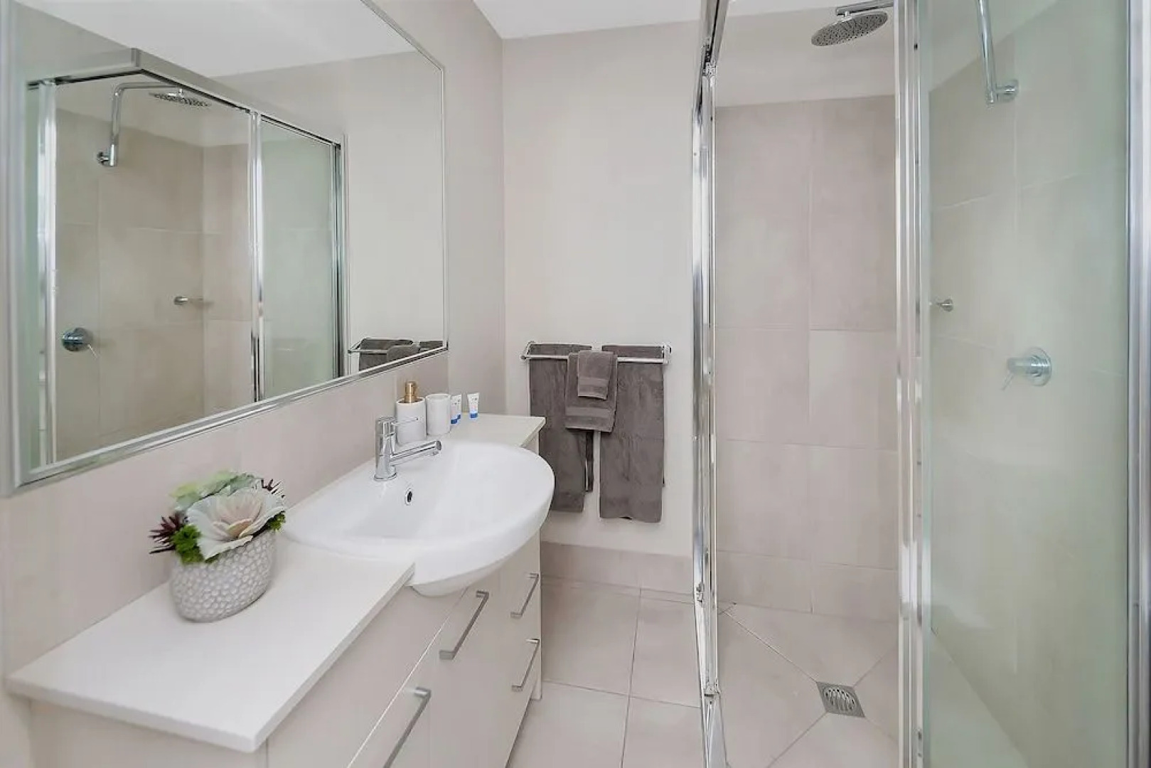 Apartment Near City On Lake 3