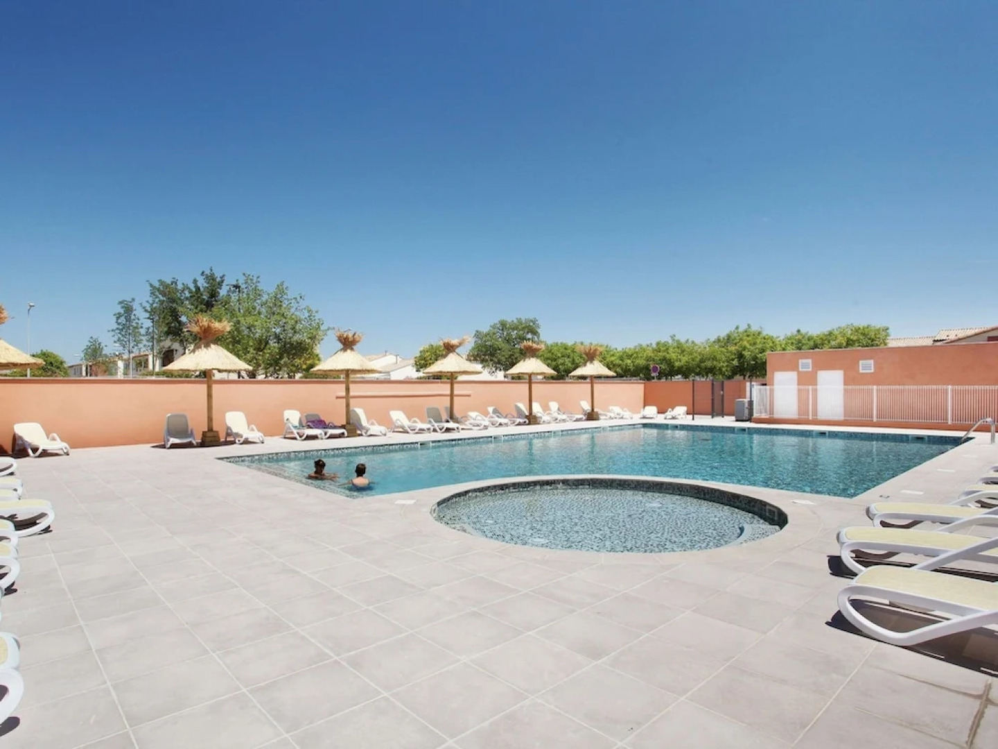 Beautiful Modern Apartment Near the Historic Aïgues Mortes