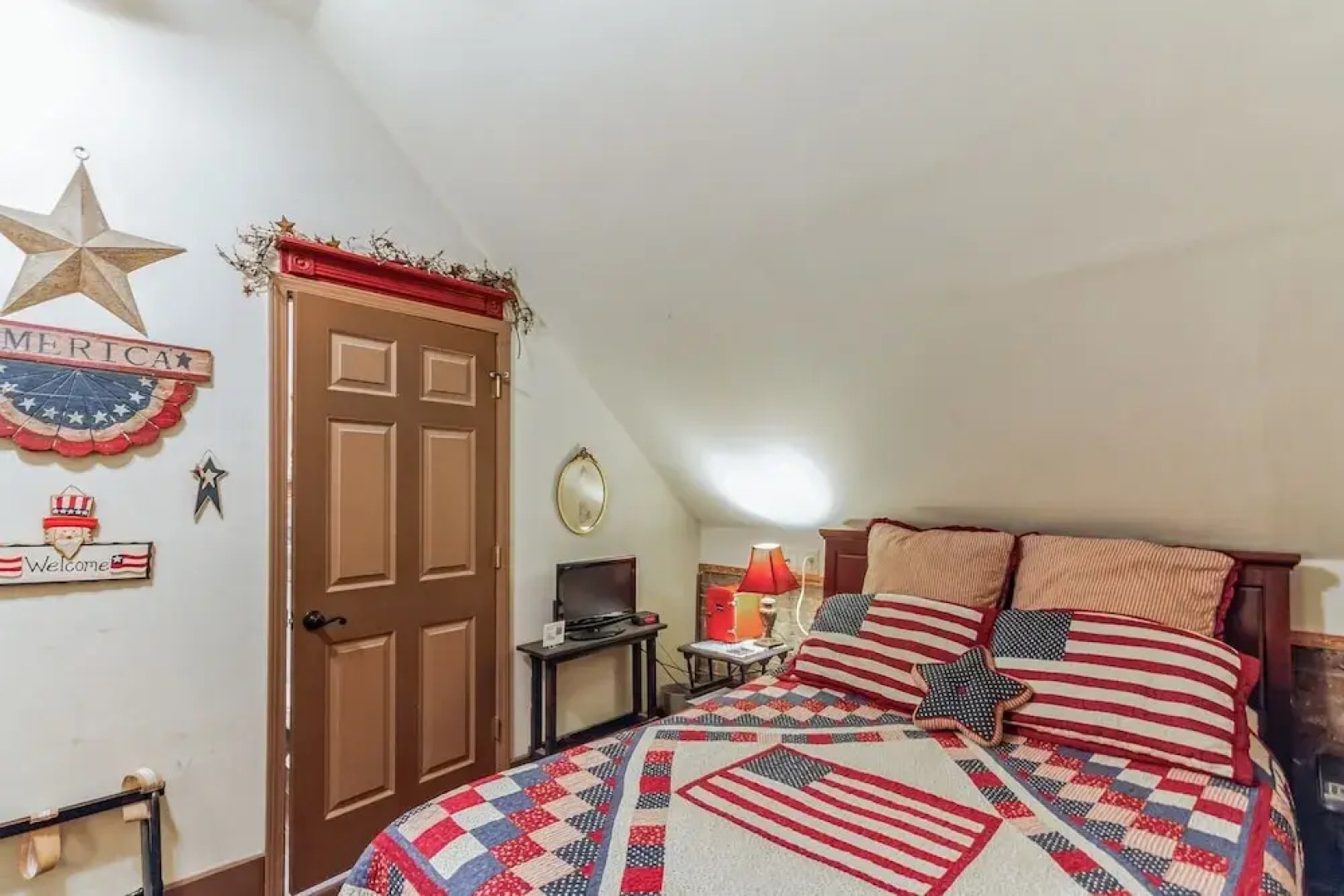 America Room 1 Bedroom by Main Street Bed & Breakfast