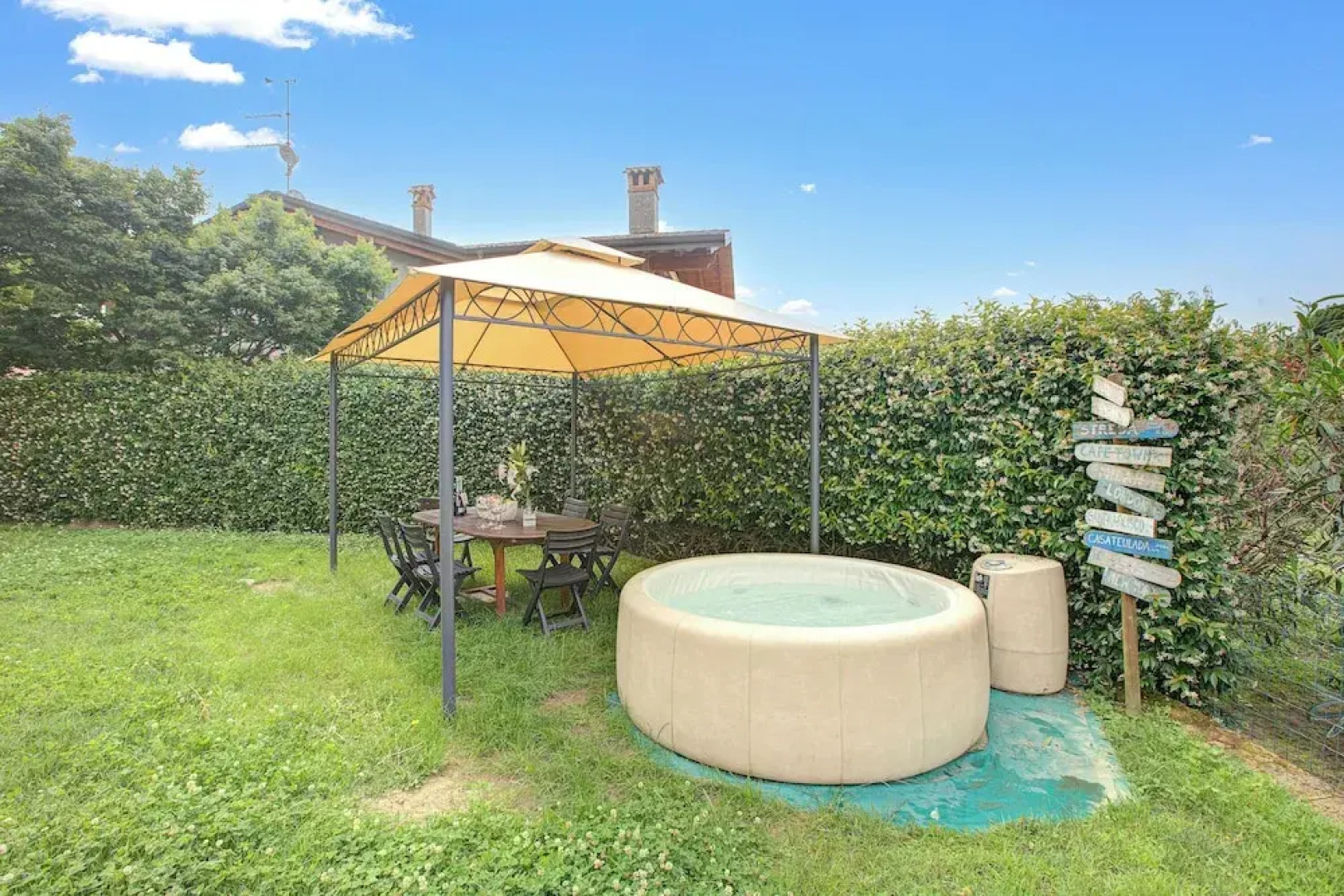 La Luna nel Lago Lake View Garden