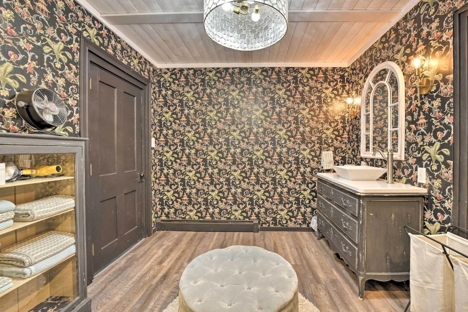 Romantic Country Apt by Lake Erie & Wineries!