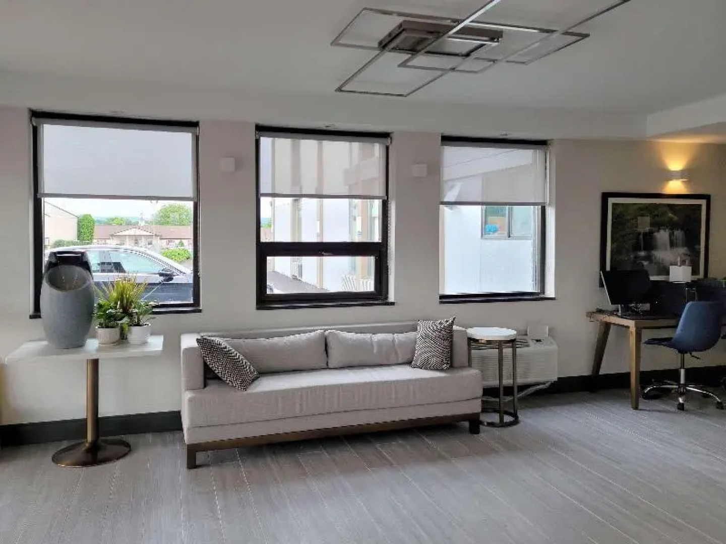 Econo Lodge Inn & Suites Outlet Village